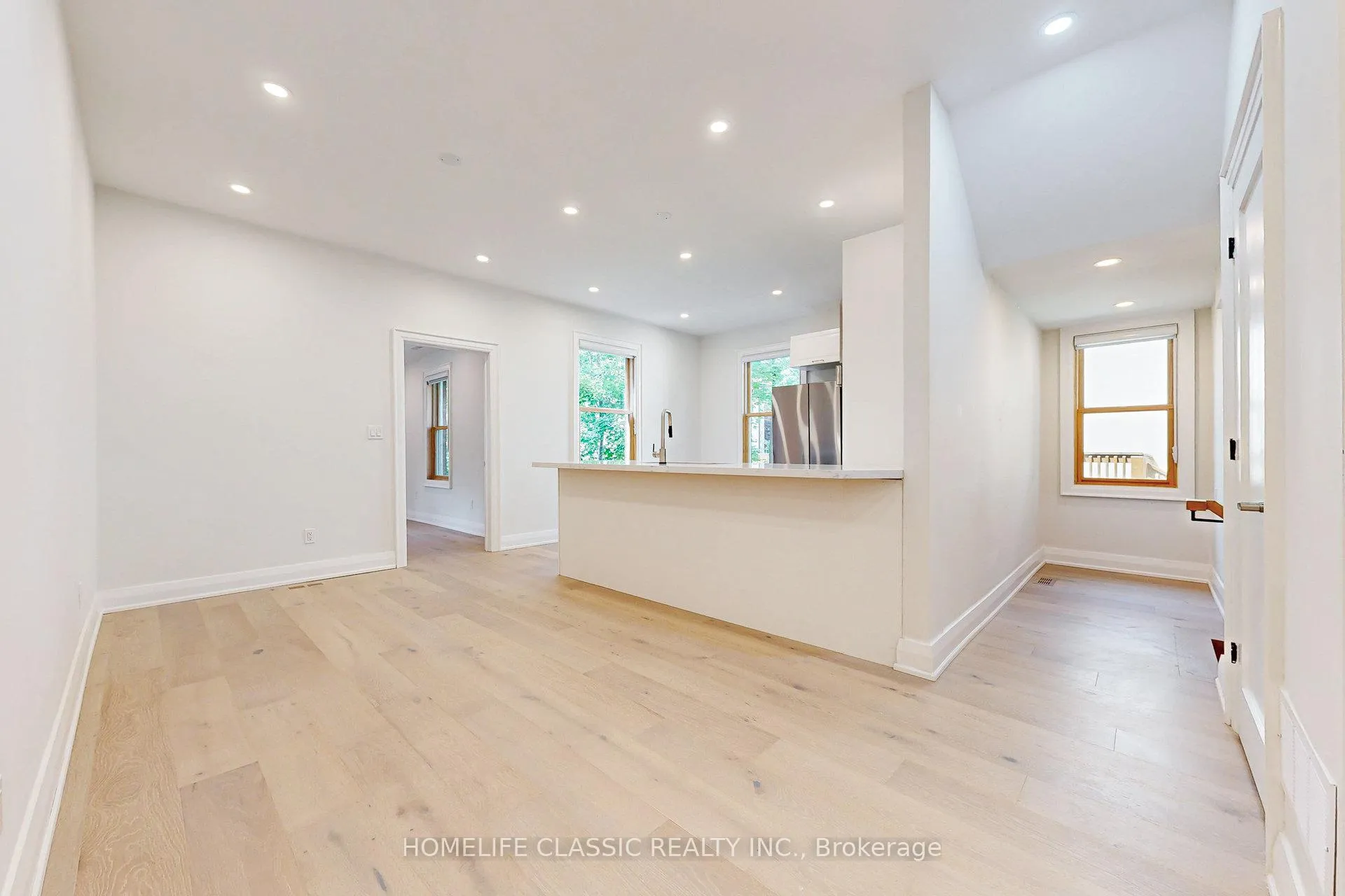 Photo 8 of Unit Unit B, 33 Centre Street, Vaughan, Crestwood-Springfarm-Yorkhill — HOMEH