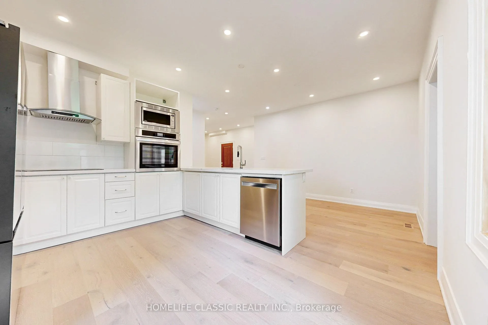 Photo 11 of Unit Unit B, 33 Centre Street, Vaughan, Crestwood-Springfarm-Yorkhill — HOMEH