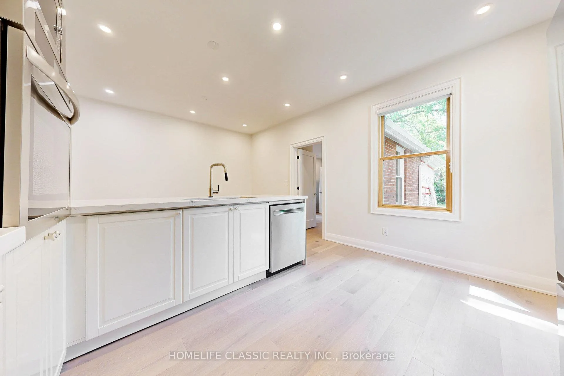 Photo 12 of Unit Unit B, 33 Centre Street, Vaughan, Crestwood-Springfarm-Yorkhill — HOMEH