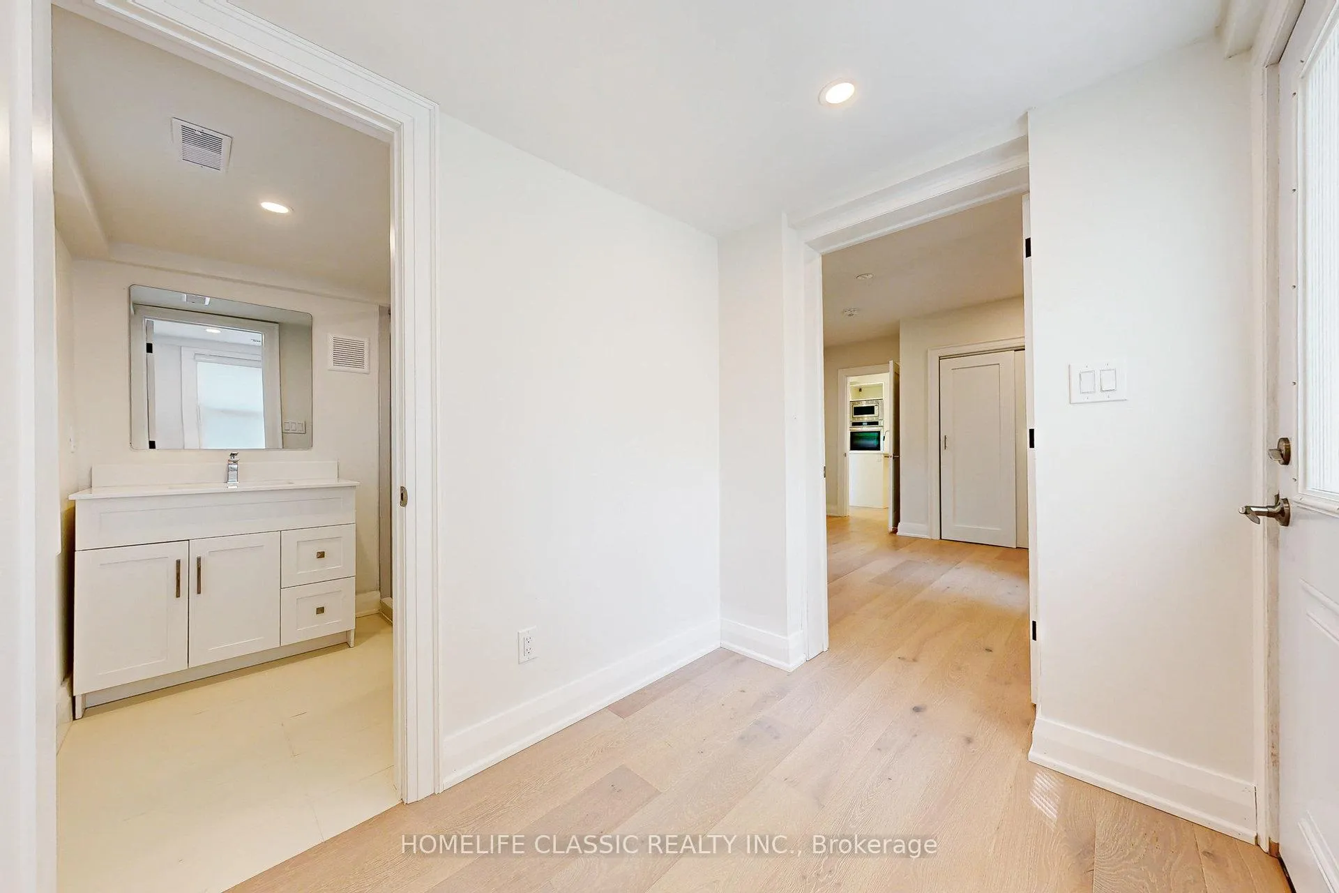 Photo 17 of Unit Unit B, 33 Centre Street, Vaughan, Crestwood-Springfarm-Yorkhill — HOMEH