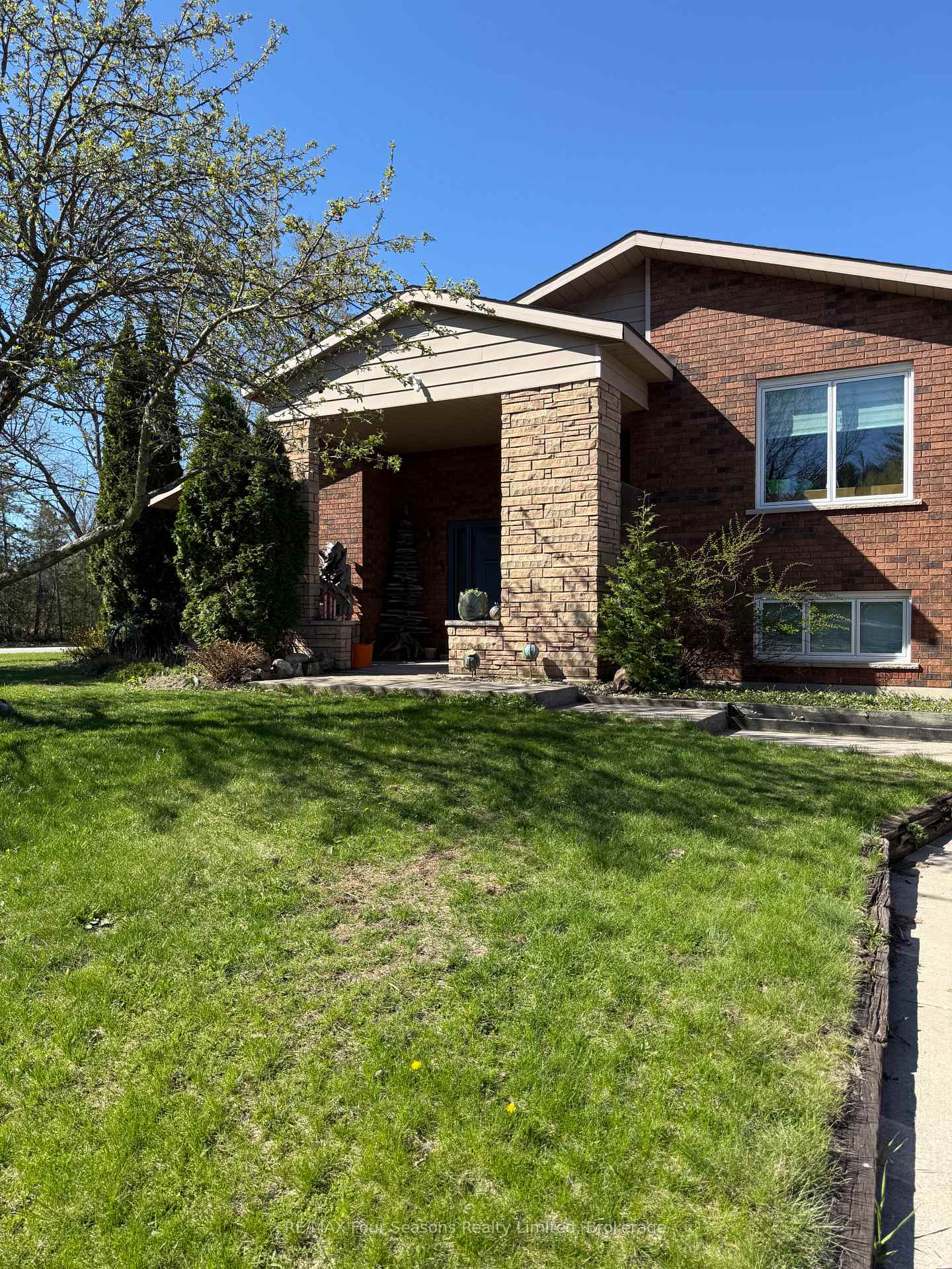 Photo 1 of 3 Bridgeview Court, Wasaga Beach — HOMEH