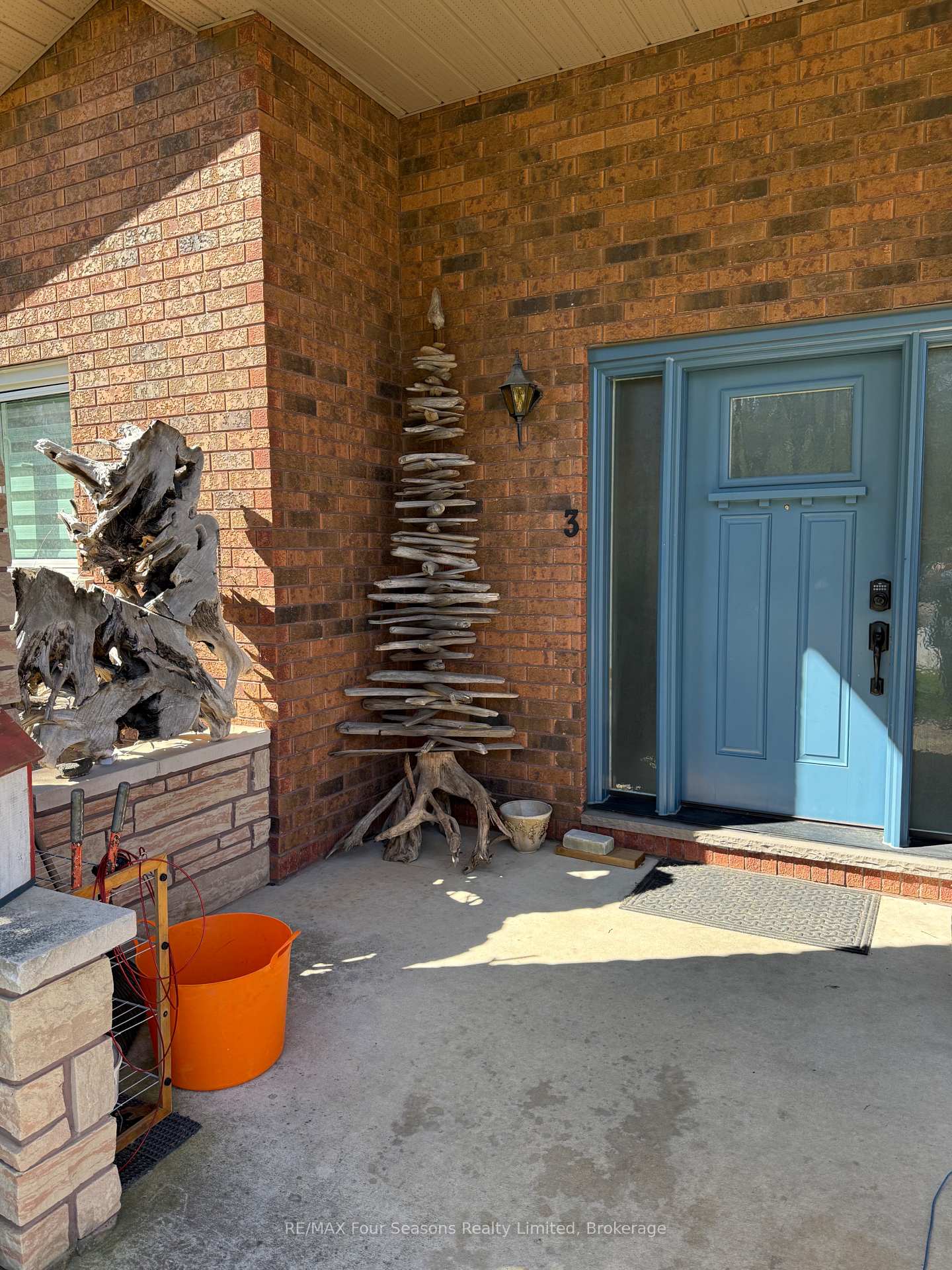 Photo 2 of 3 Bridgeview Court, Wasaga Beach — HOMEH