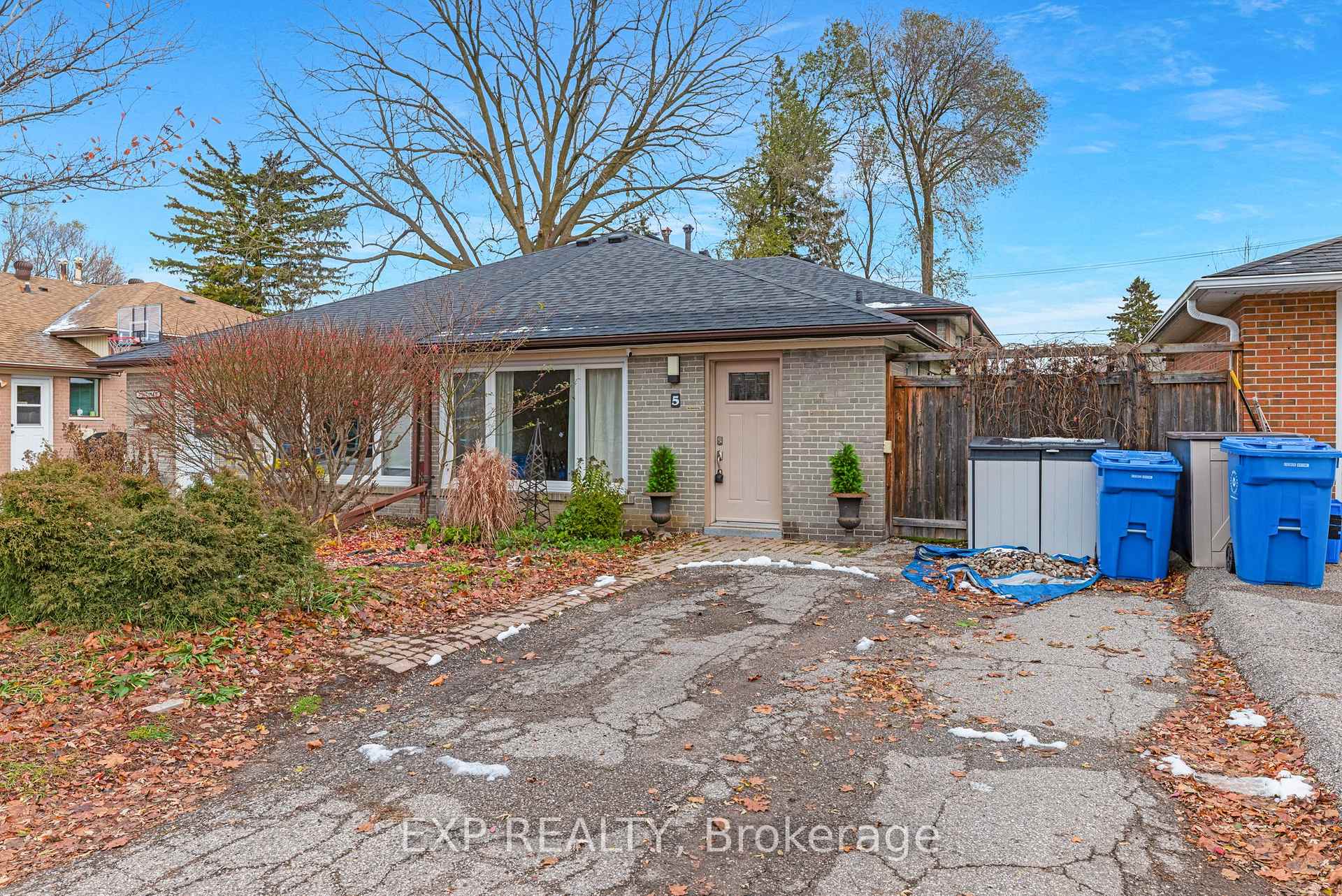 Photo 2 of 5 Kitimat Crescent, Aurora, Aurora Heights — HOMEH