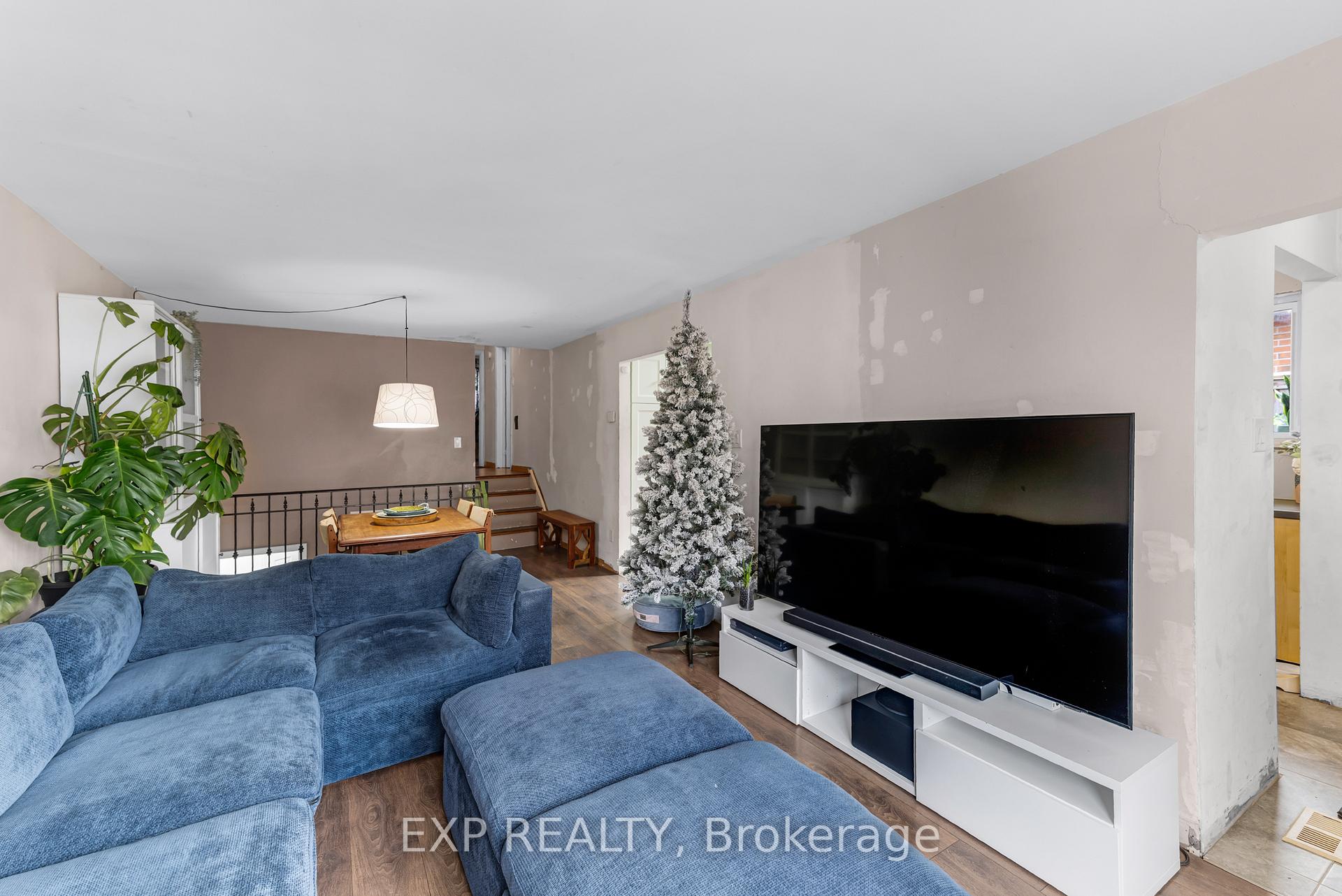 Photo 6 of 5 Kitimat Crescent, Aurora, Aurora Heights — HOMEH
