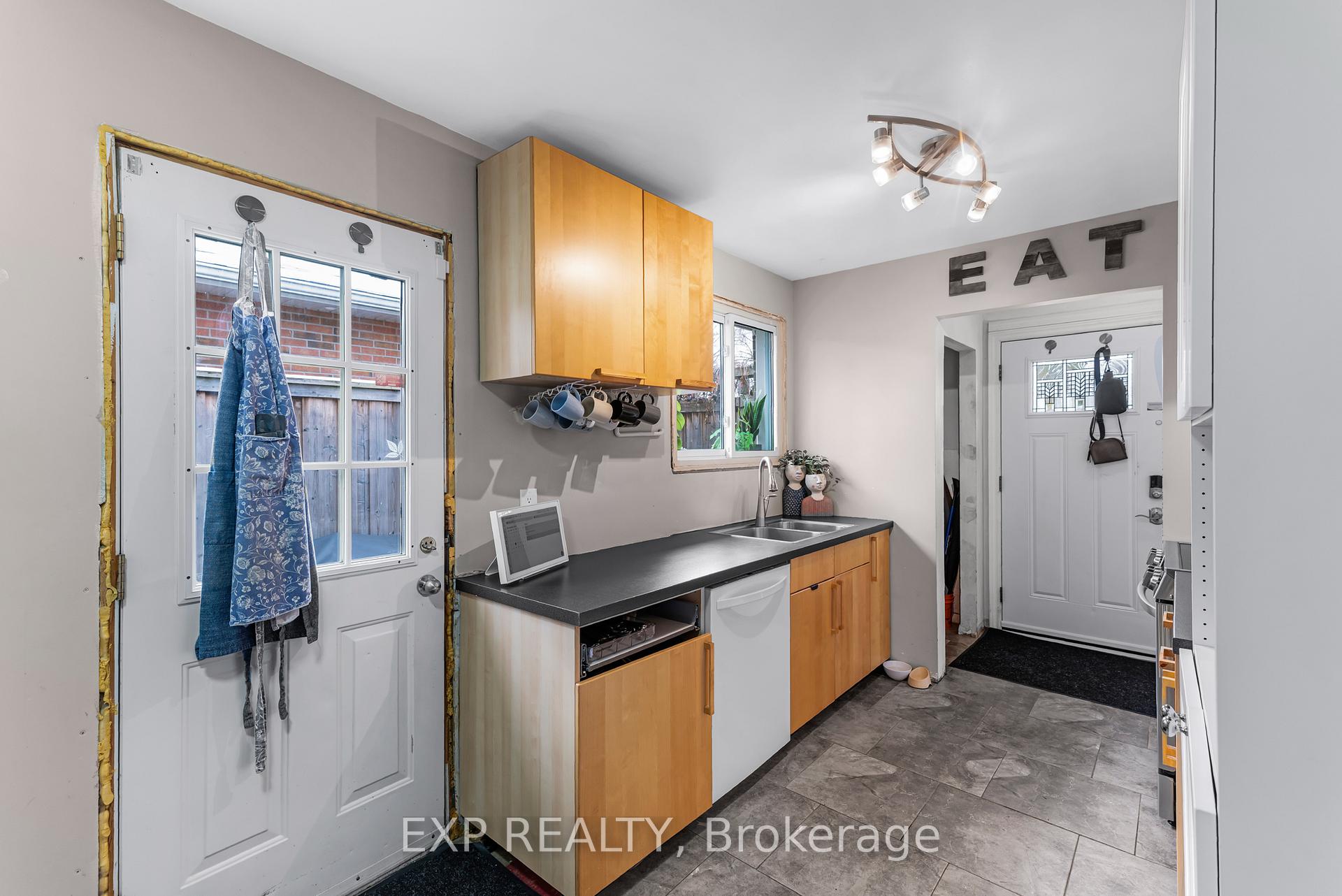 Photo 8 of 5 Kitimat Crescent, Aurora, Aurora Heights — HOMEH