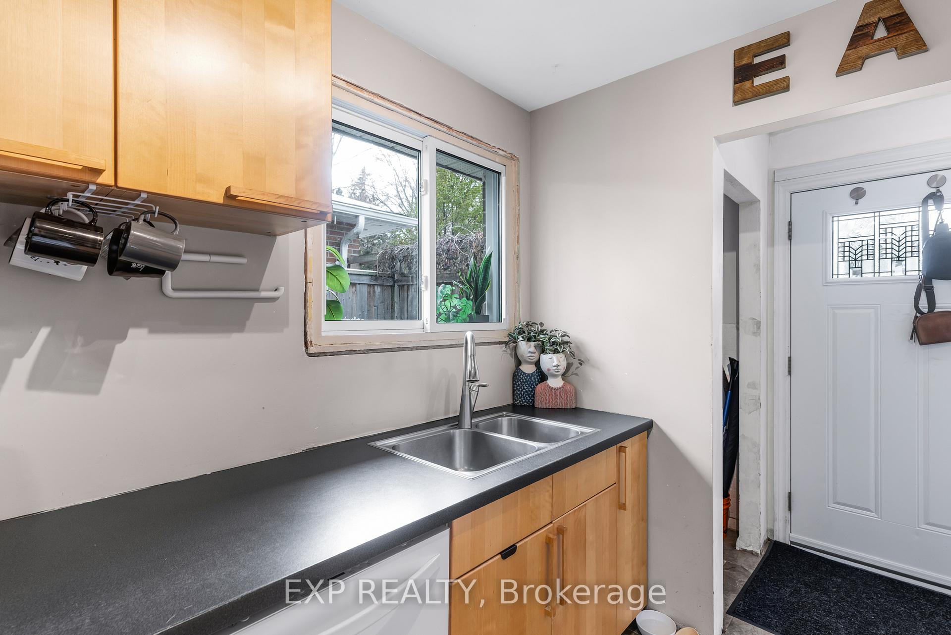 Photo 10 of 5 Kitimat Crescent, Aurora, Aurora Heights — HOMEH