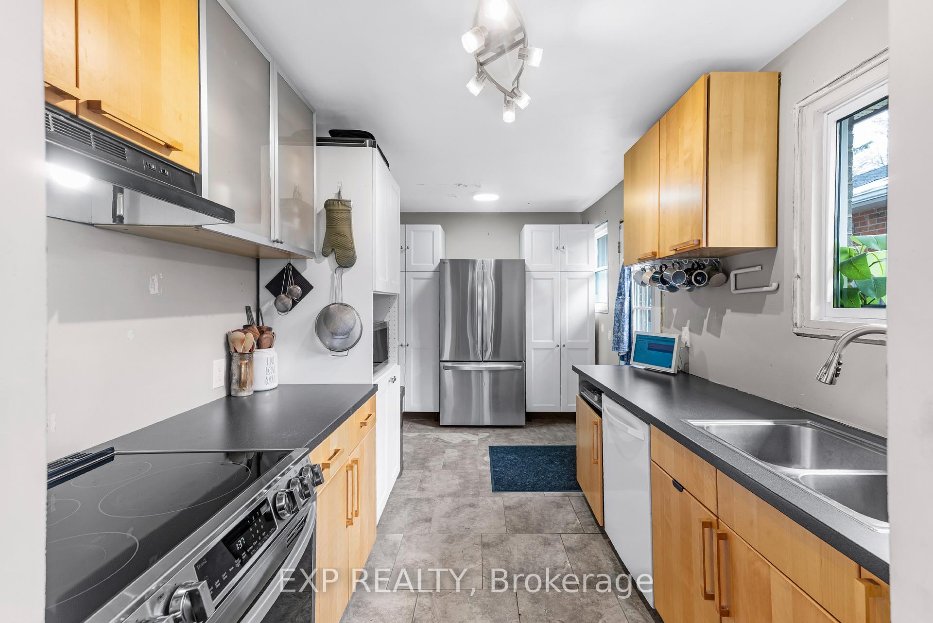 Photo 11 of 5 Kitimat Crescent, Aurora, Aurora Heights — HOMEH