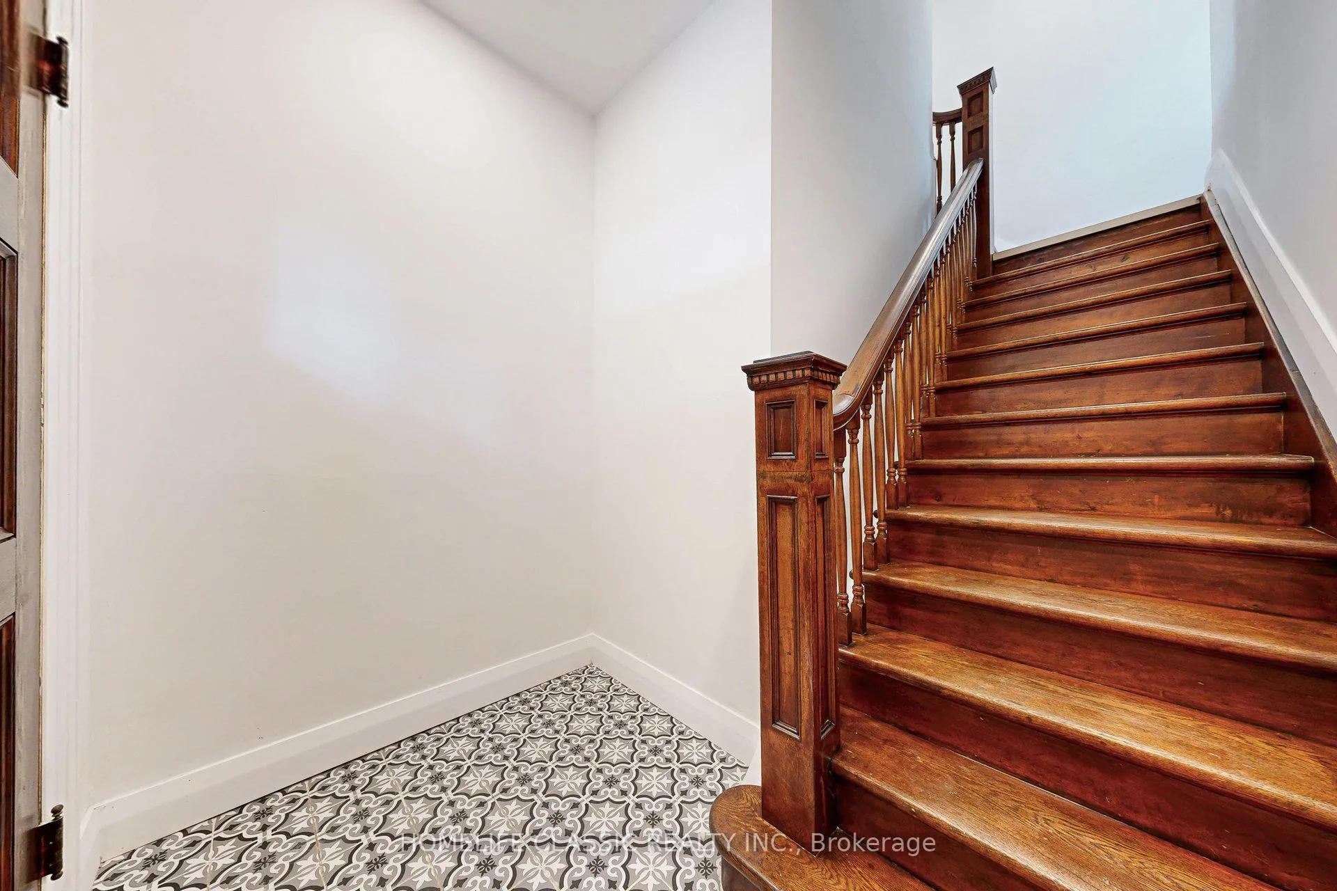 Photo 4 of Unit Unit A, 33 Centre Street, Vaughan, Crestwood-Springfarm-Yorkhill — HOMEH