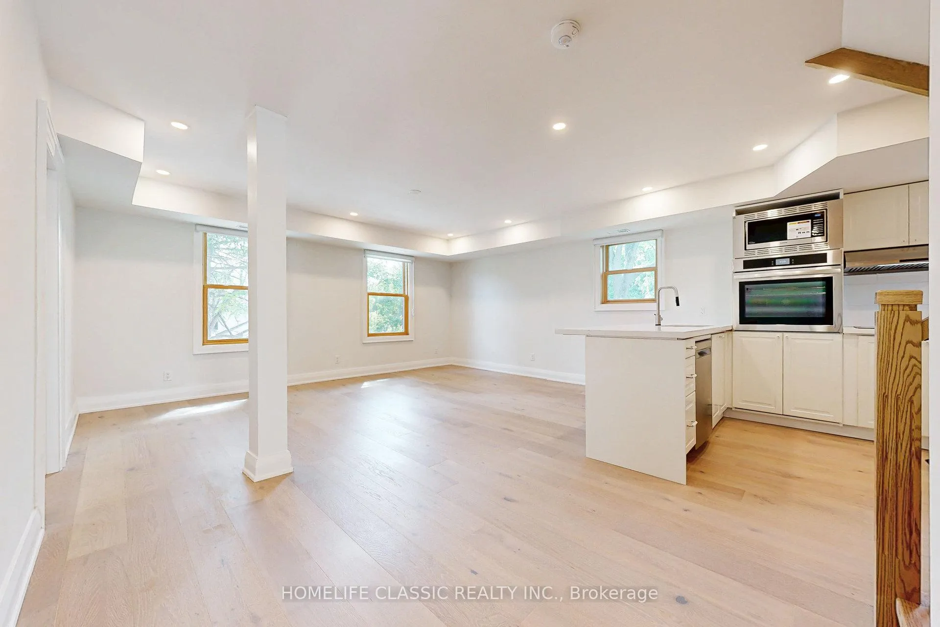 Photo 5 of Unit Unit A, 33 Centre Street, Vaughan, Crestwood-Springfarm-Yorkhill — HOMEH