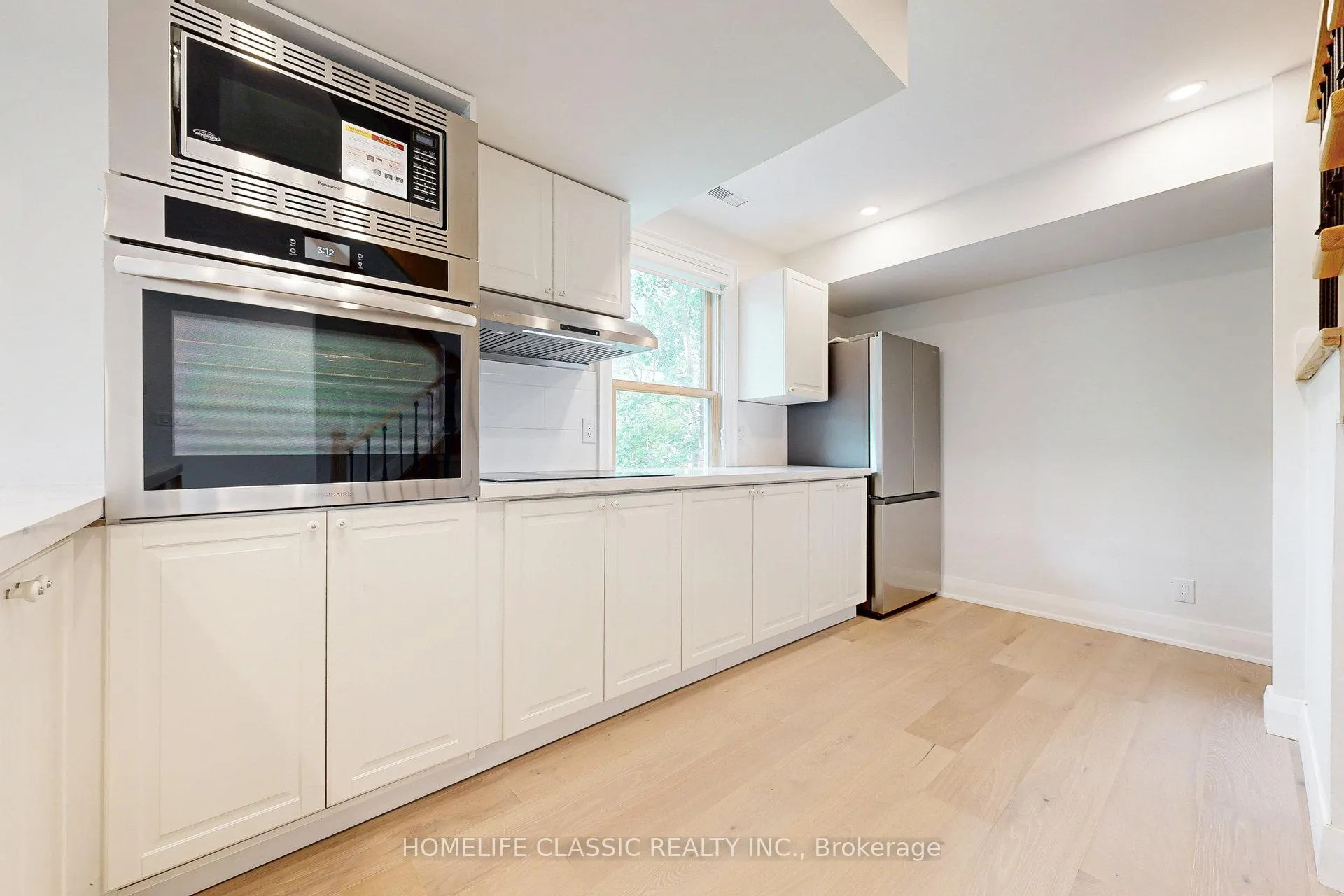 Photo 6 of Unit Unit A, 33 Centre Street, Vaughan, Crestwood-Springfarm-Yorkhill — HOMEH