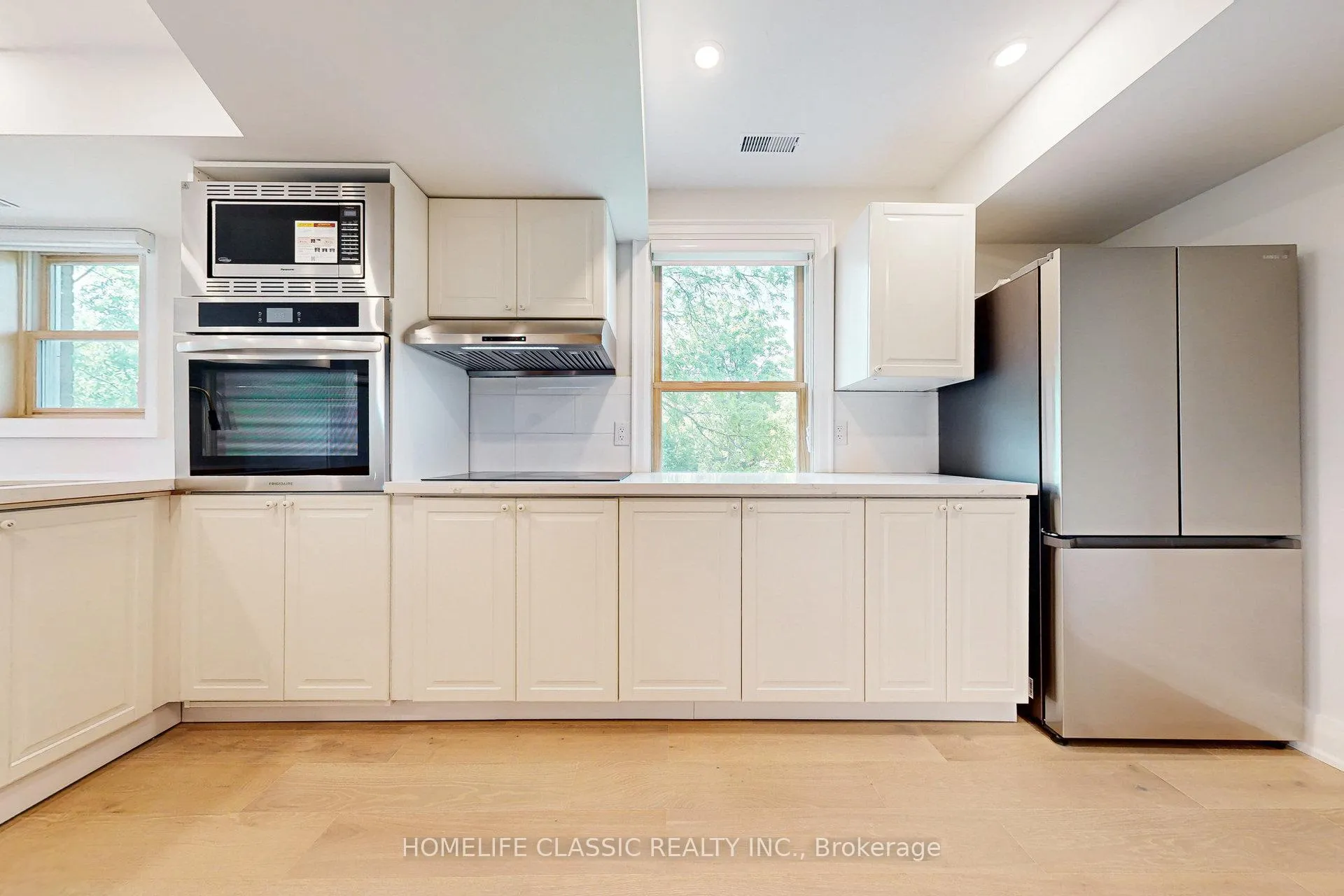 Photo 7 of Unit Unit A, 33 Centre Street, Vaughan, Crestwood-Springfarm-Yorkhill — HOMEH