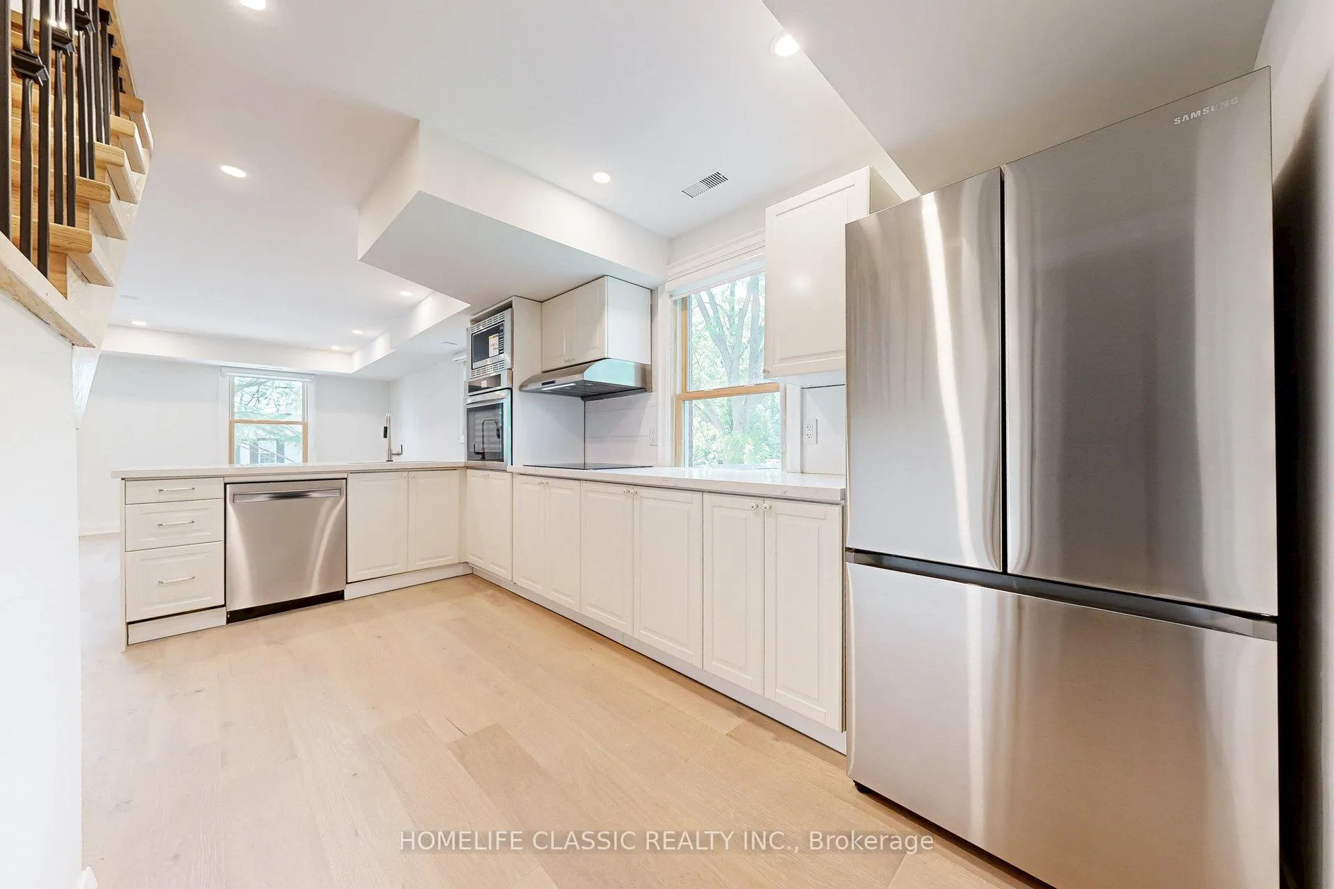 Photo 8 of Unit Unit A, 33 Centre Street, Vaughan, Crestwood-Springfarm-Yorkhill — HOMEH