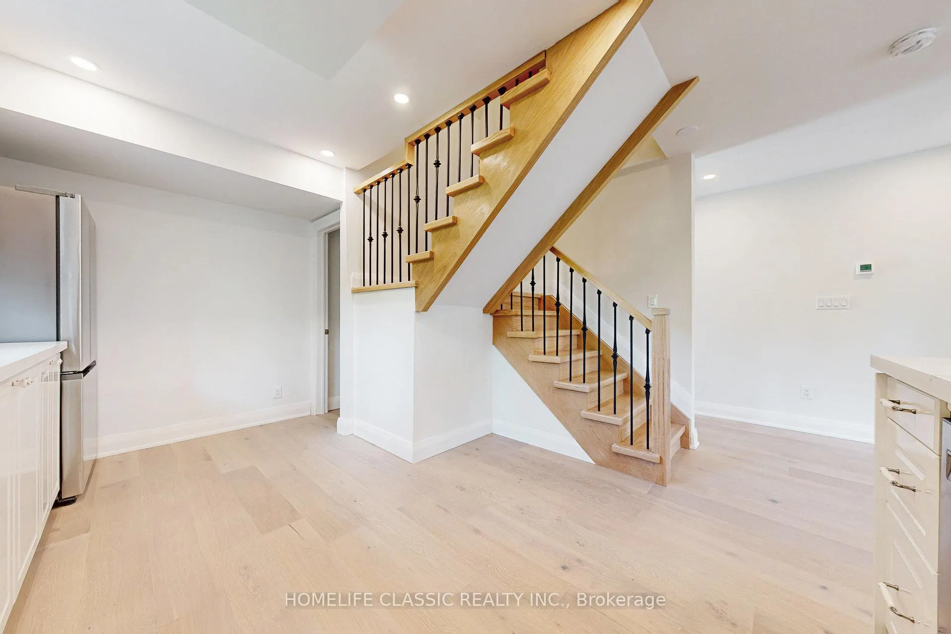 Photo 9 of Unit Unit A, 33 Centre Street, Vaughan, Crestwood-Springfarm-Yorkhill — HOMEH