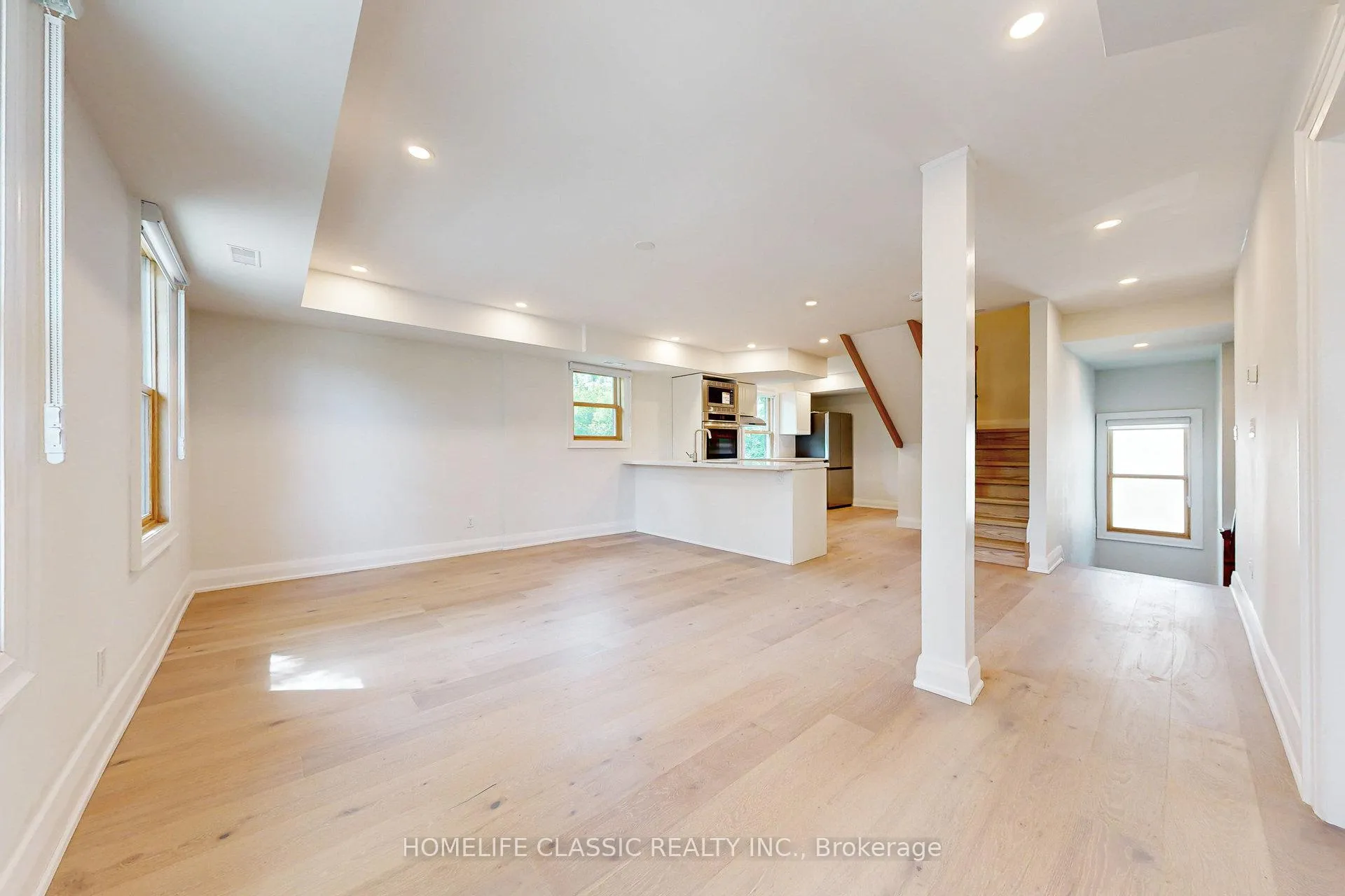 Photo 10 of Unit Unit A, 33 Centre Street, Vaughan, Crestwood-Springfarm-Yorkhill — HOMEH