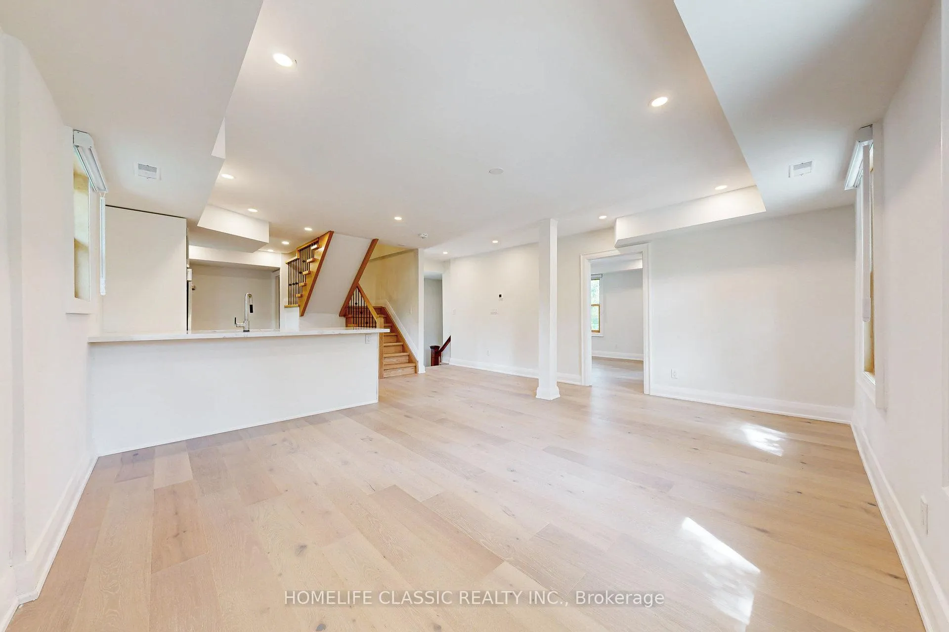 Photo 11 of Unit Unit A, 33 Centre Street, Vaughan, Crestwood-Springfarm-Yorkhill — HOMEH