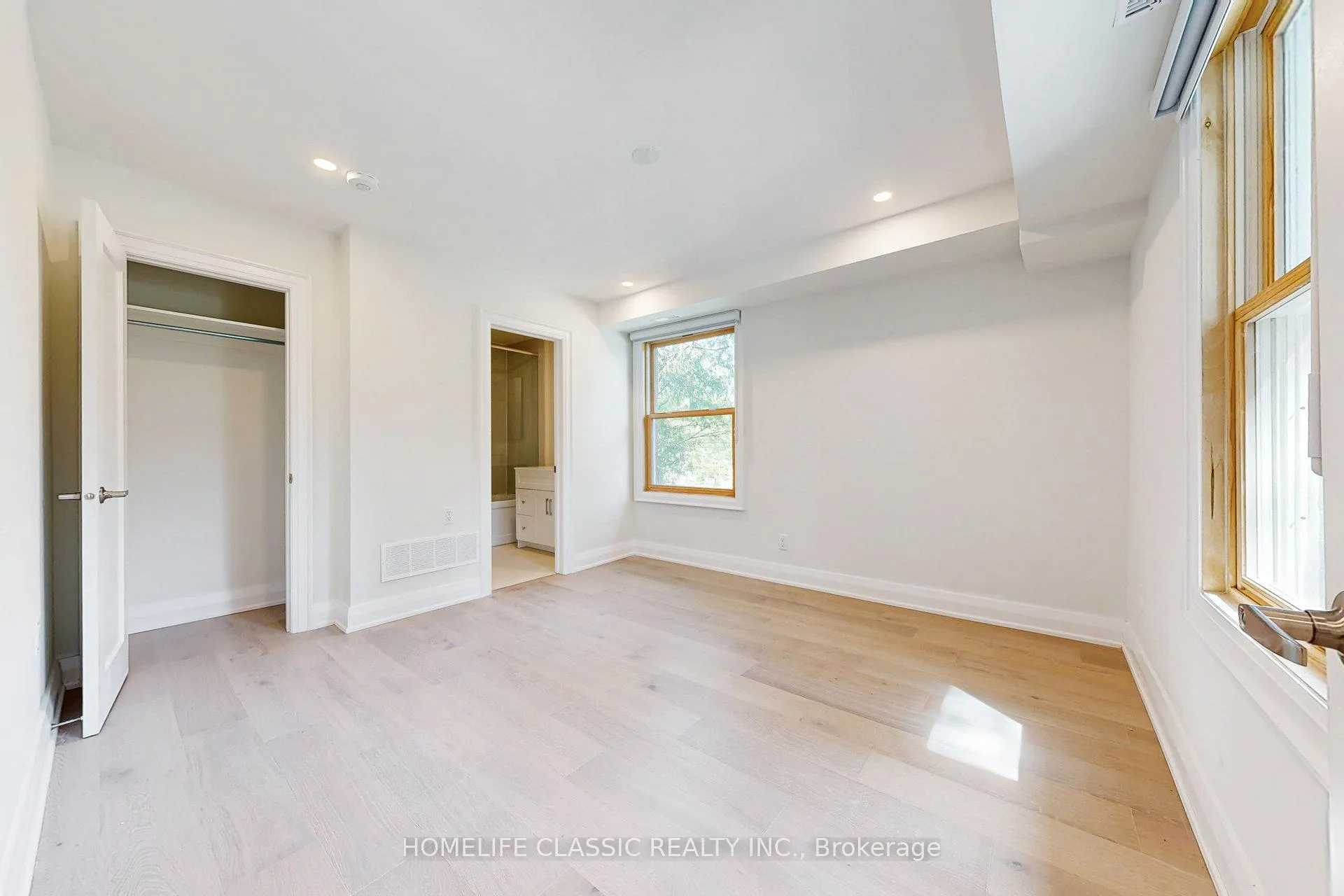 Photo 12 of Unit Unit A, 33 Centre Street, Vaughan, Crestwood-Springfarm-Yorkhill — HOMEH