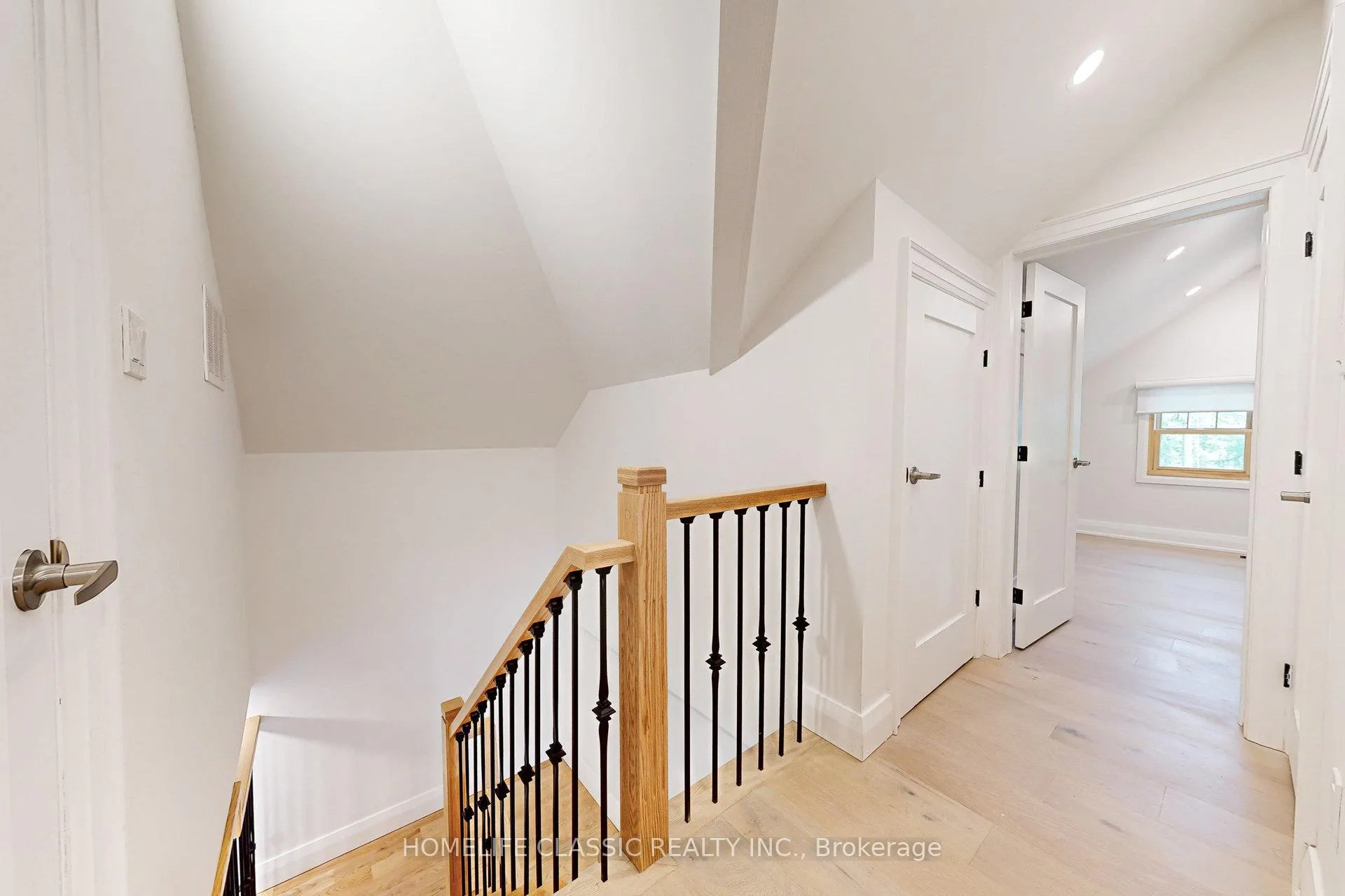 Photo 16 of Unit Unit A, 33 Centre Street, Vaughan, Crestwood-Springfarm-Yorkhill — HOMEH