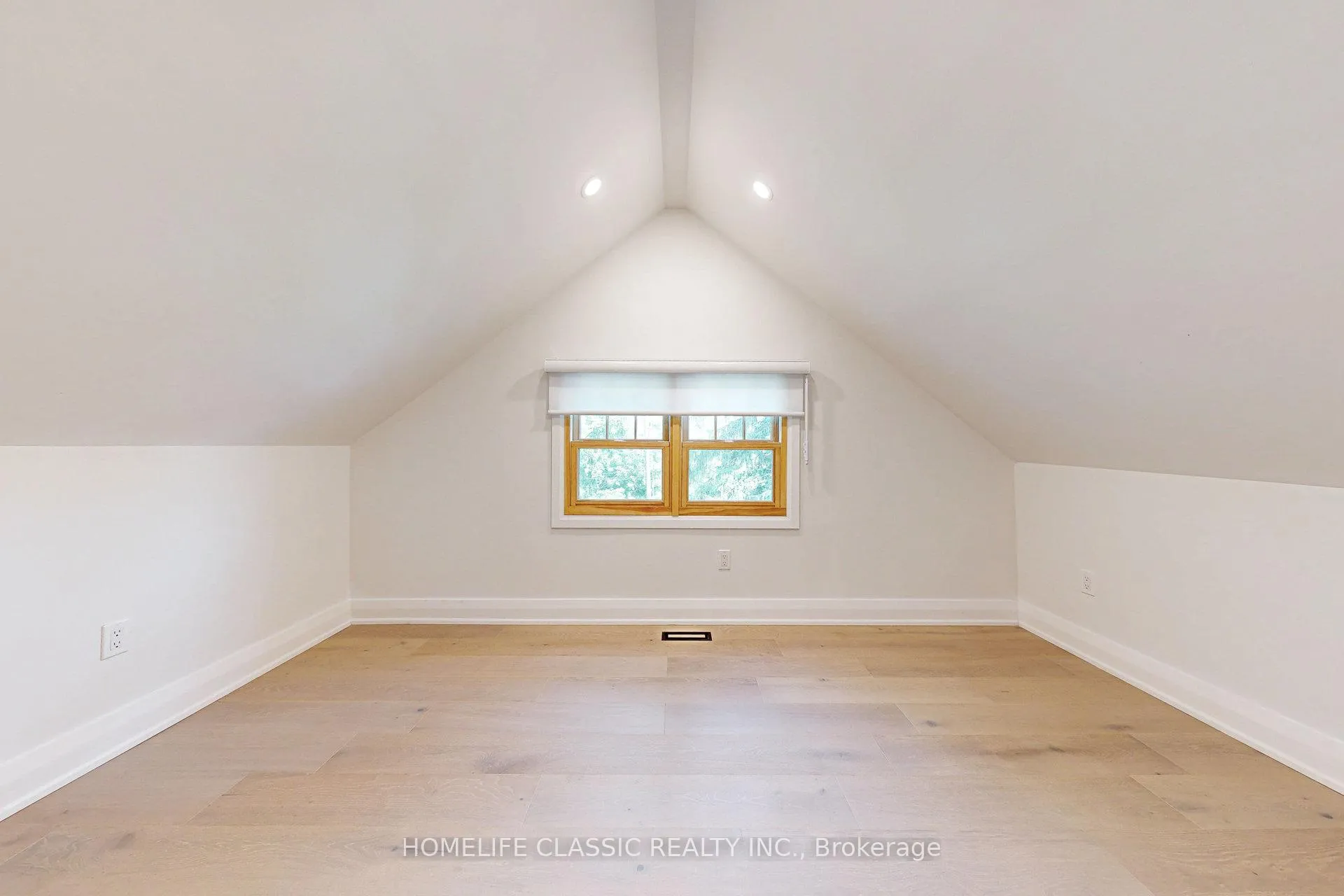 Photo 19 of Unit Unit A, 33 Centre Street, Vaughan, Crestwood-Springfarm-Yorkhill — HOMEH