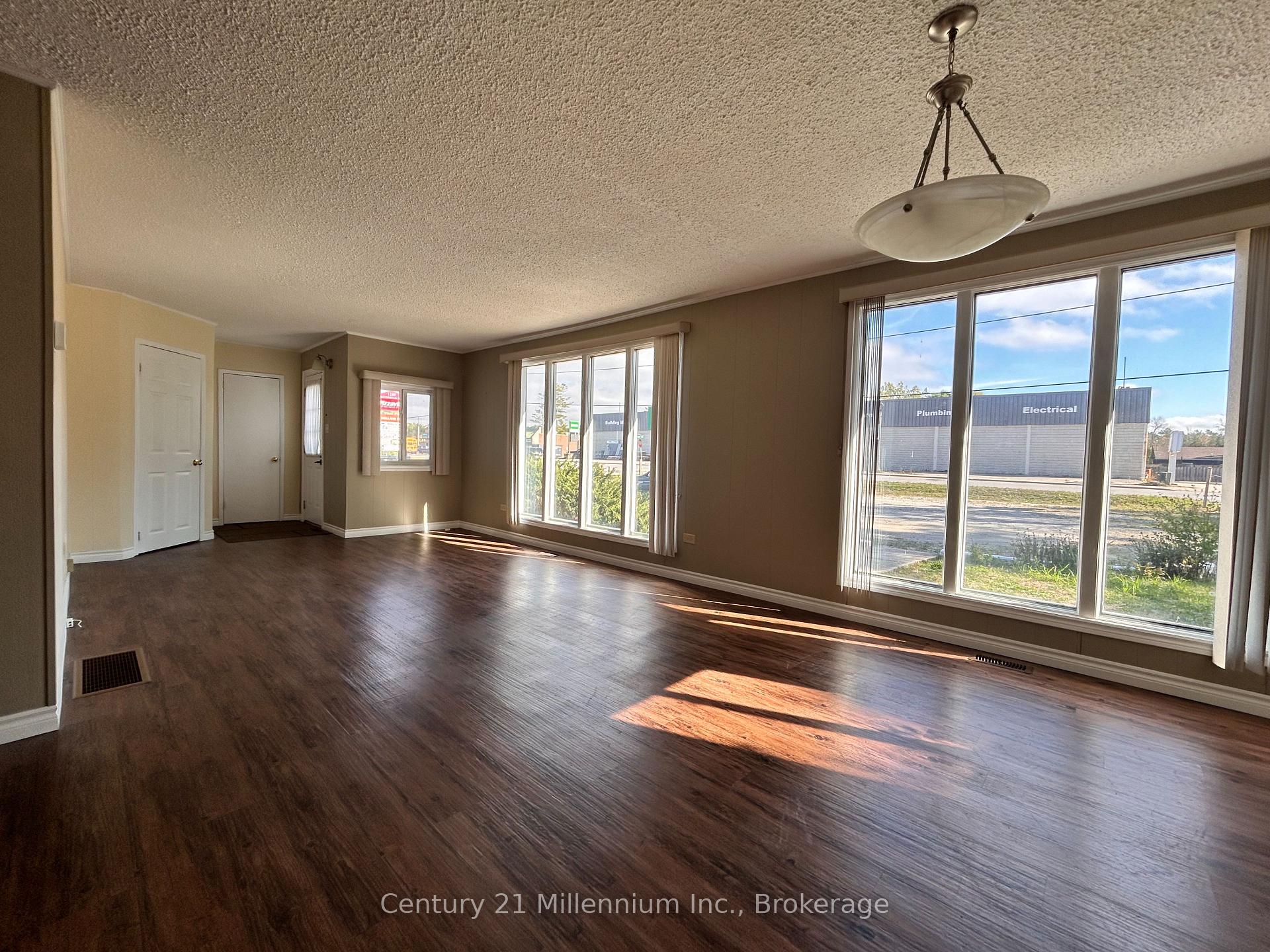Photo 3 of 1310 Mosley Street, Wasaga Beach — HOMEH