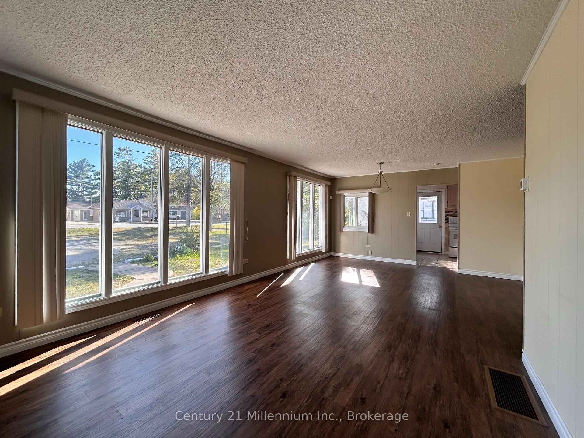 Photo 4 of 1310 Mosley Street, Wasaga Beach — HOMEH
