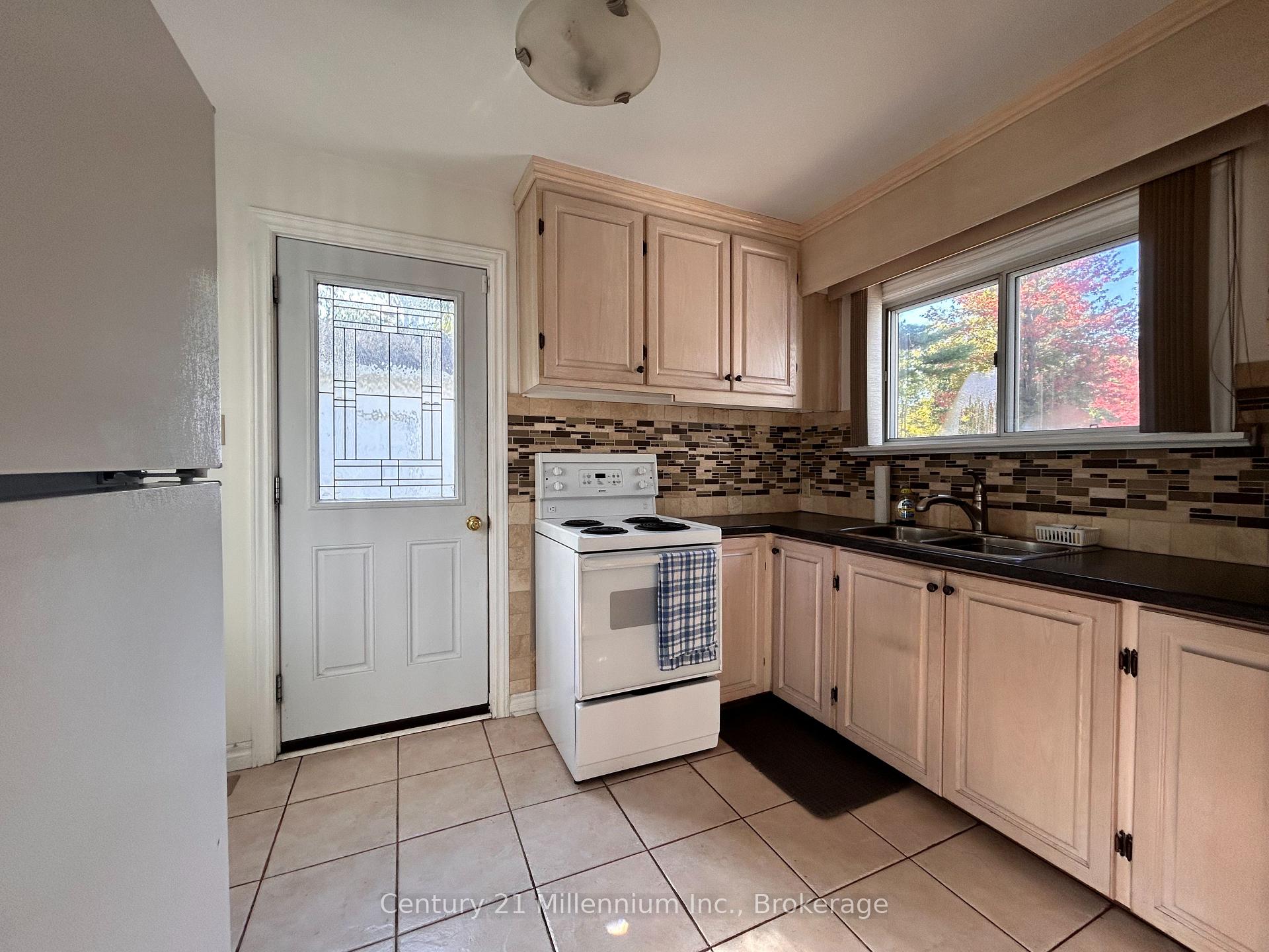 Photo 5 of 1310 Mosley Street, Wasaga Beach — HOMEH