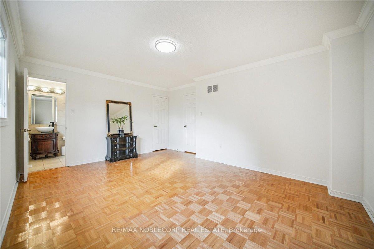 Photo 18 of 31 Mountfield Crescent, Vaughan, Brownridge — HOMEH