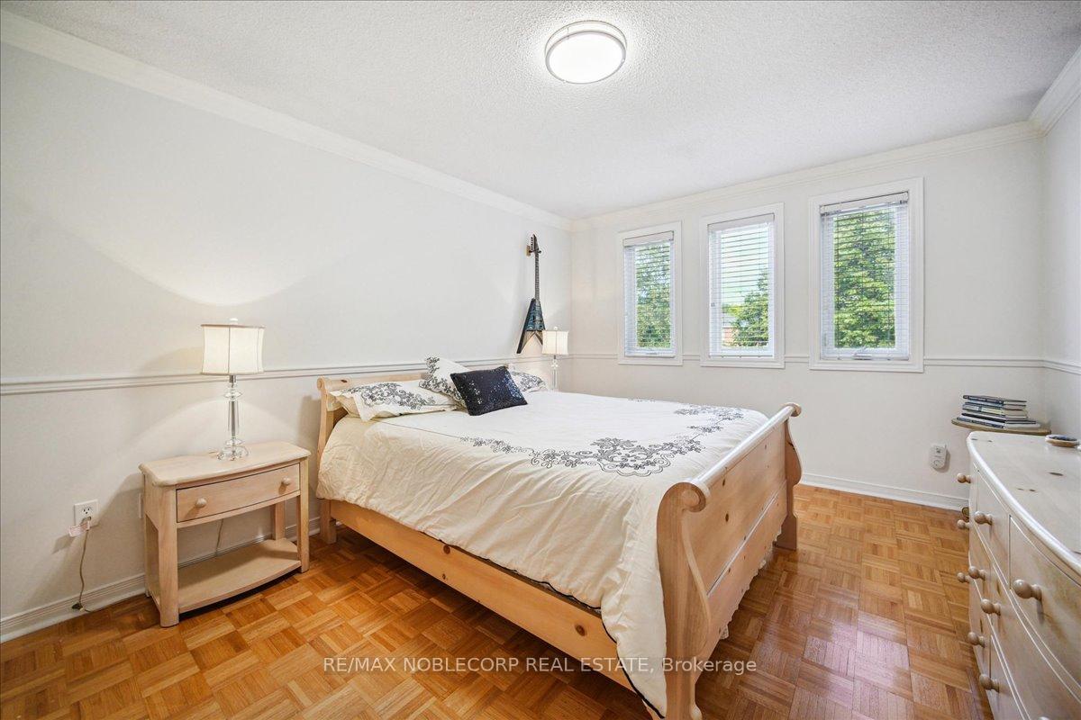 Photo 20 of 31 Mountfield Crescent, Vaughan, Brownridge — HOMEH