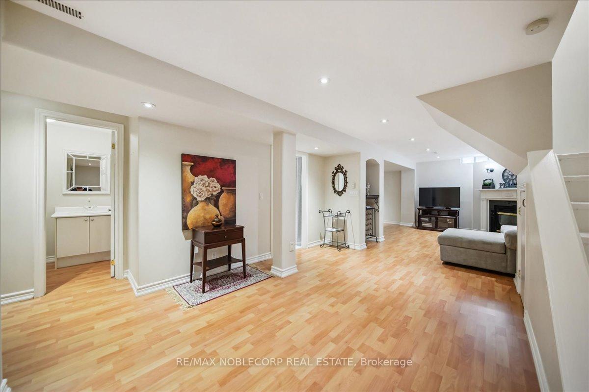Photo 24 of 31 Mountfield Crescent, Vaughan, Brownridge — HOMEH