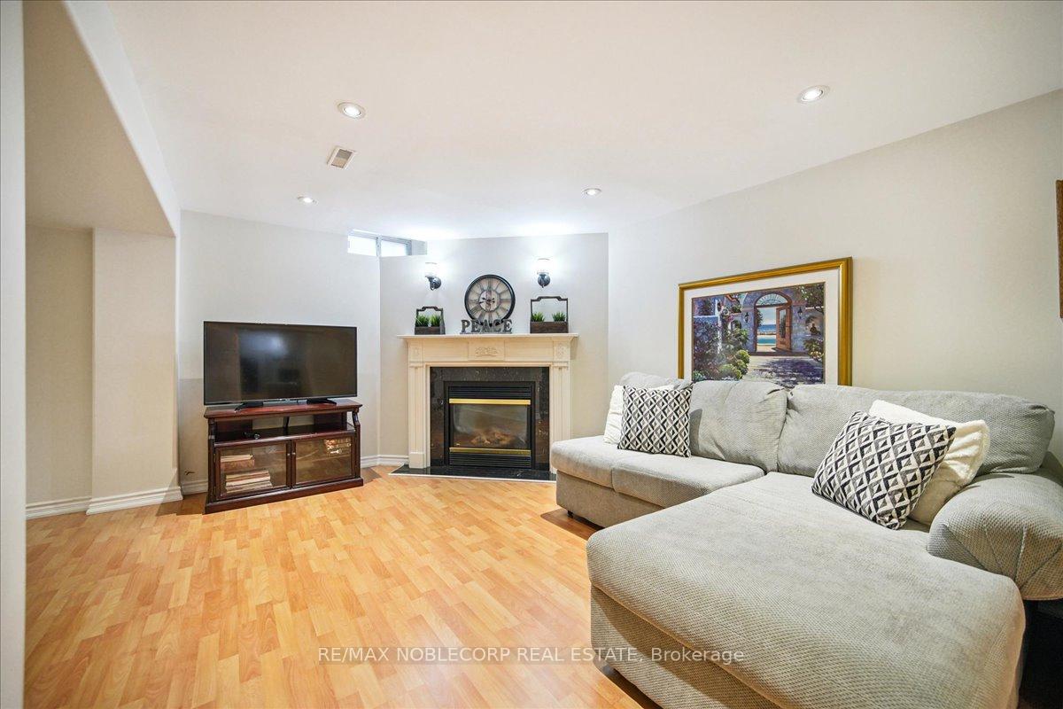 Photo 25 of 31 Mountfield Crescent, Vaughan, Brownridge — HOMEH
