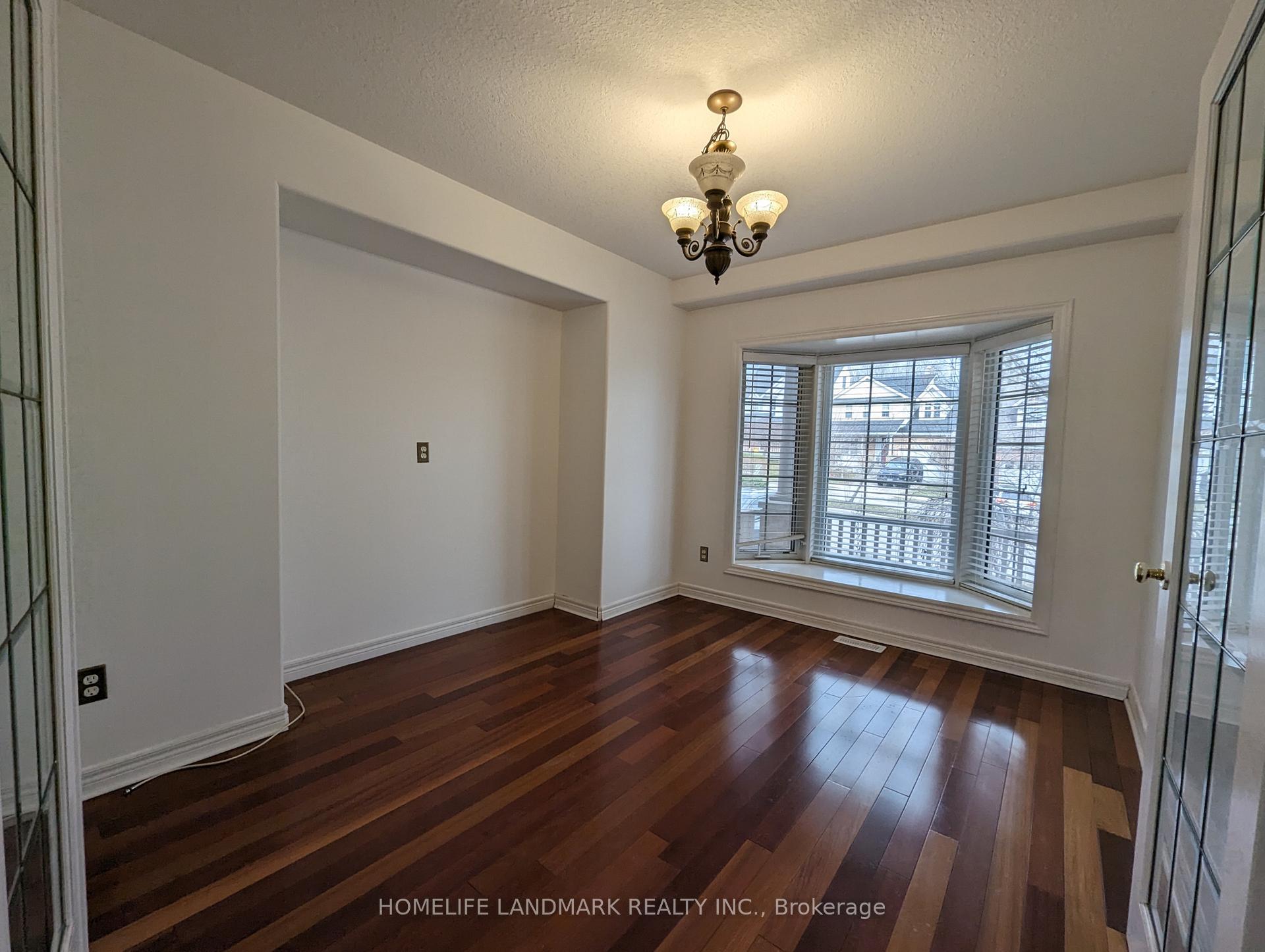 Photo 4 of 627 Columbia Forest Boulevard, Waterloo, Columbia Forest — HOMEH