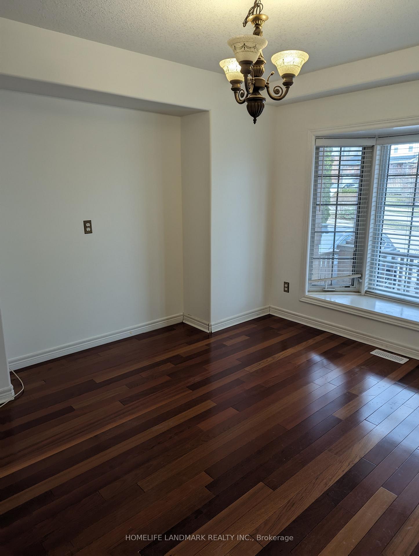 Photo 5 of 627 Columbia Forest Boulevard, Waterloo, Columbia Forest — HOMEH