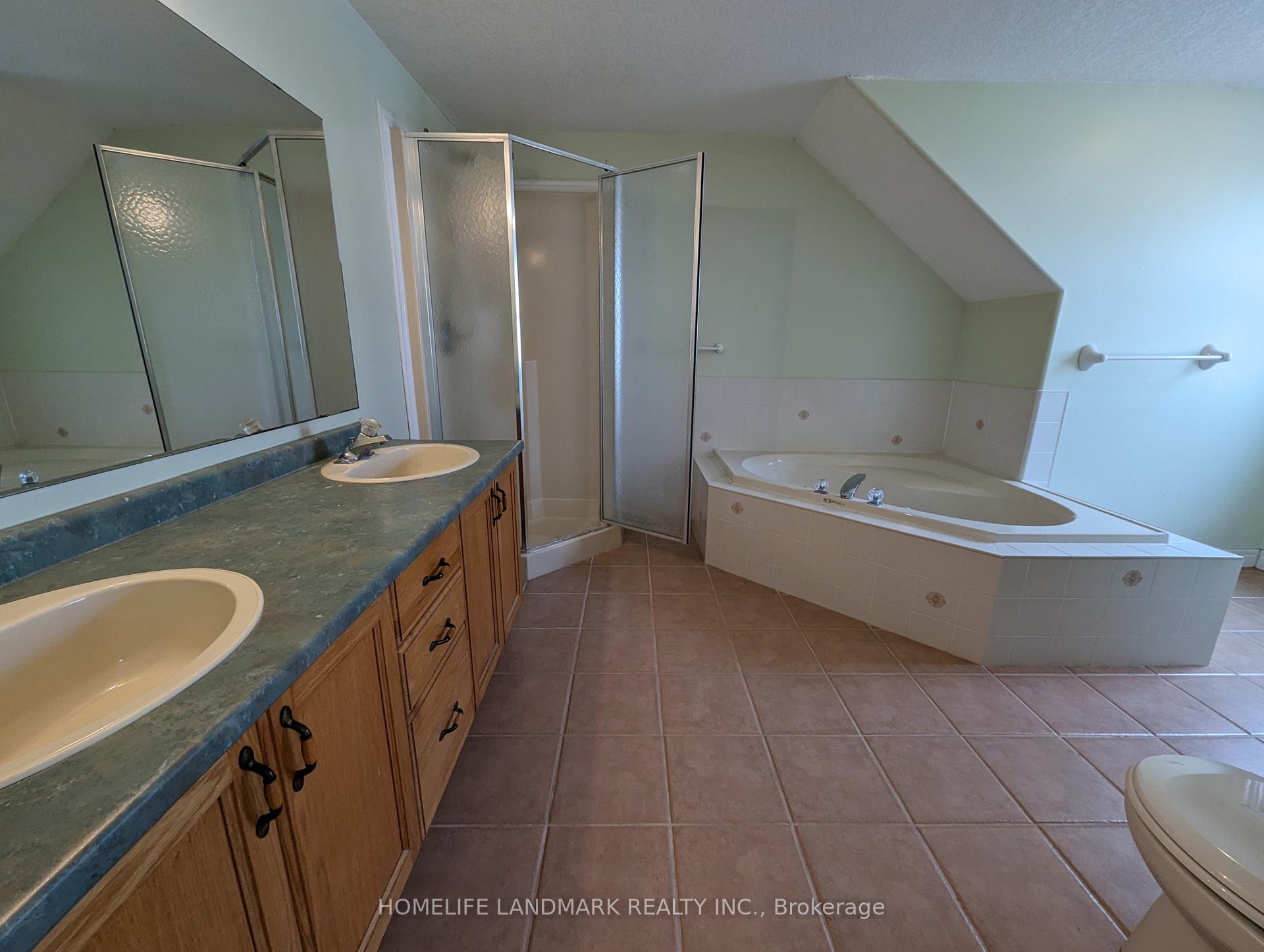 Photo 18 of 627 Columbia Forest Boulevard, Waterloo, Columbia Forest — HOMEH