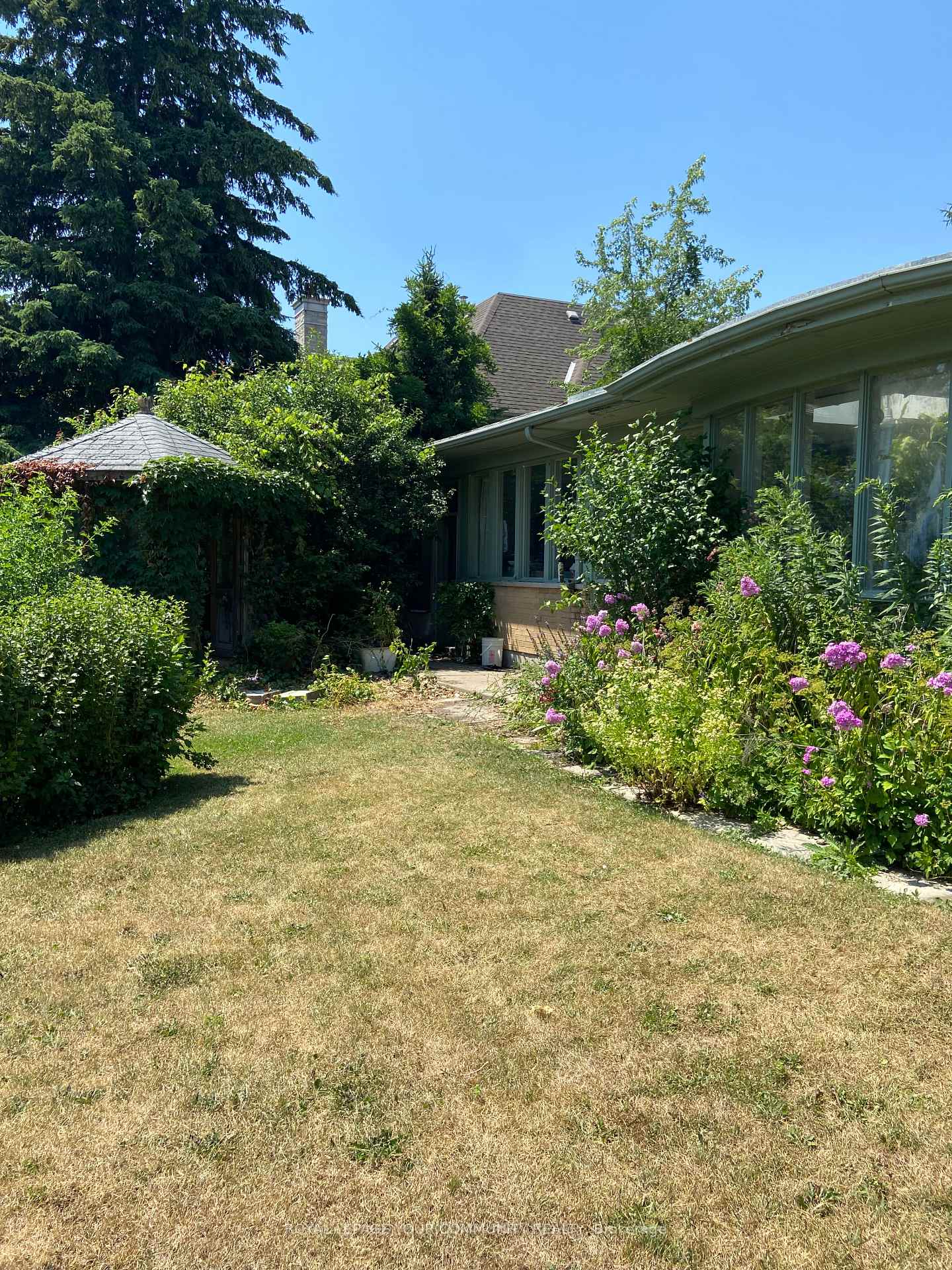 Photo 3 of 219 Arnold Avenue, Vaughan, Crestwood-Springfarm-Yorkhill — HOMEH