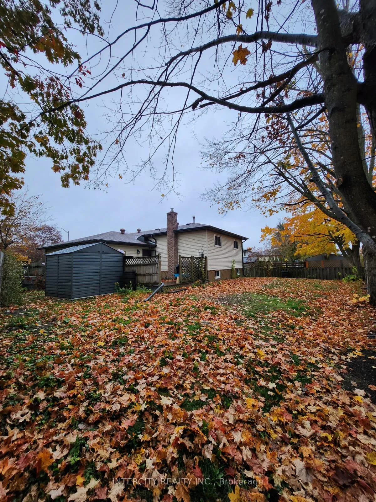 Photo 8 of 63 Bronte Crescent, Barrie, Letitia Heights — HOMEH