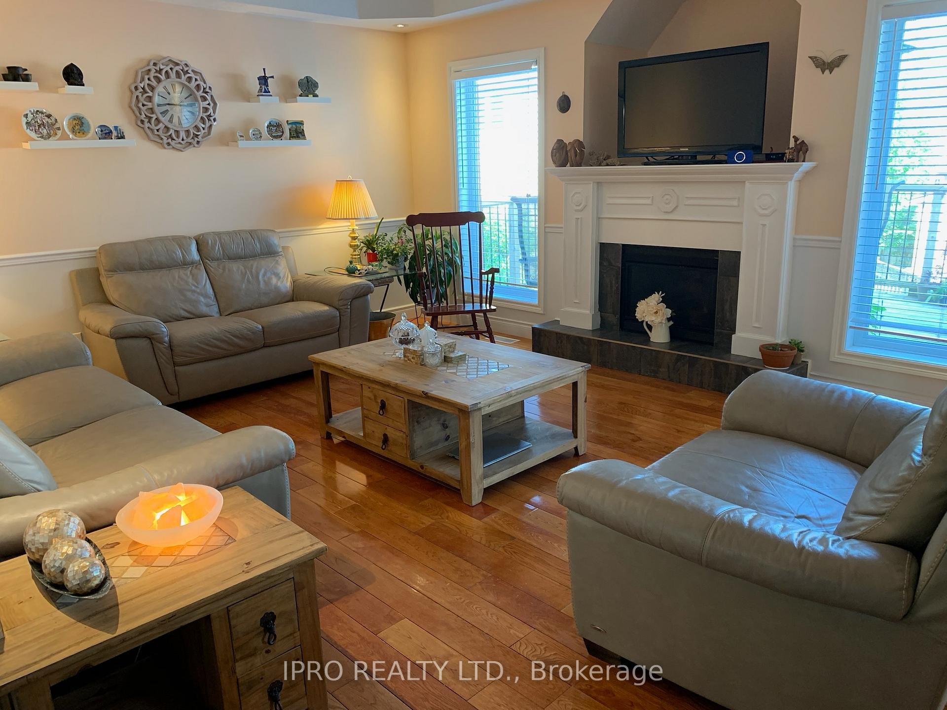 Photo 3 of 748 Munich Circle, Waterloo — HOMEH