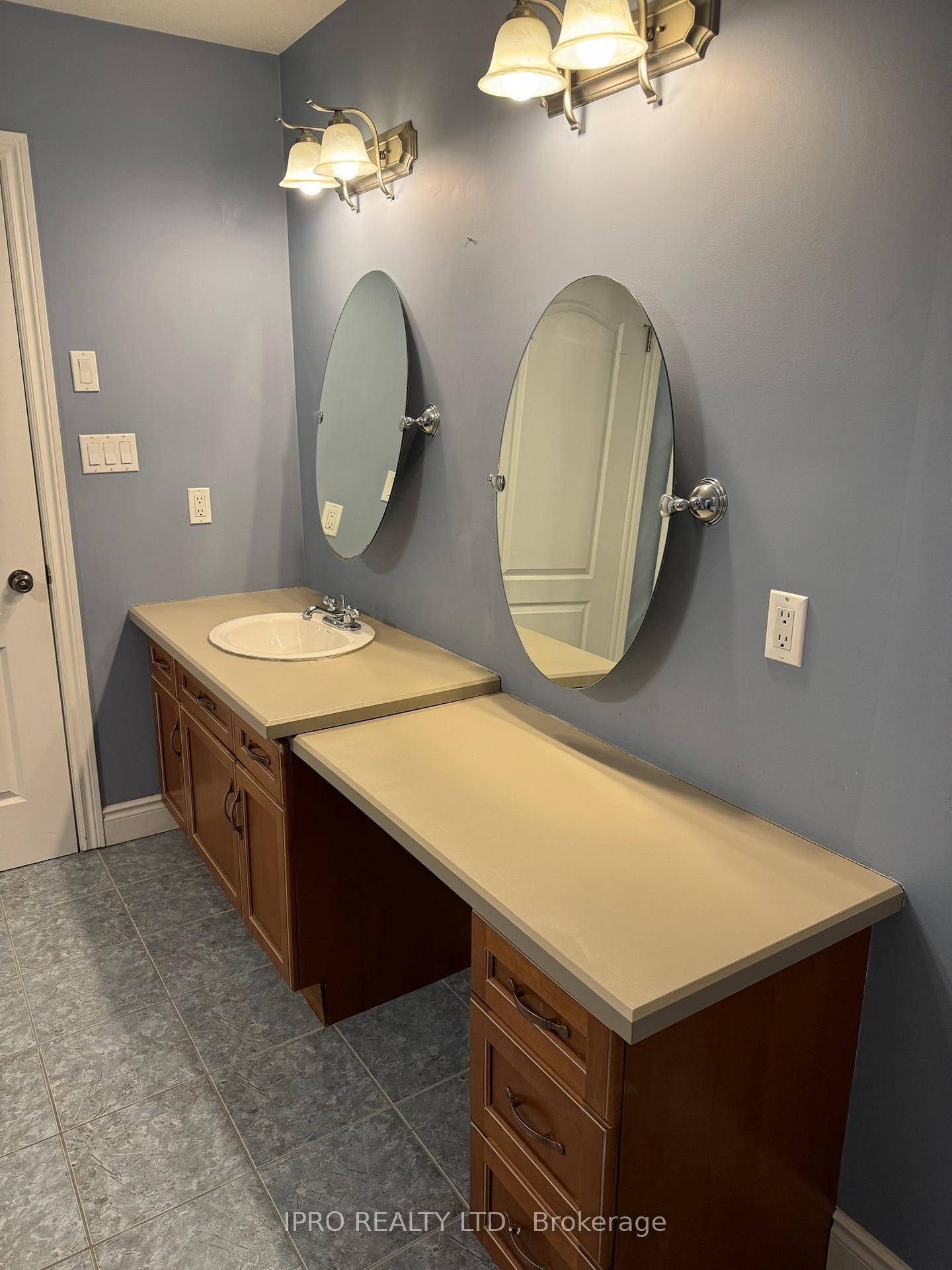 Photo 24 of 748 Munich Circle, Waterloo — HOMEH