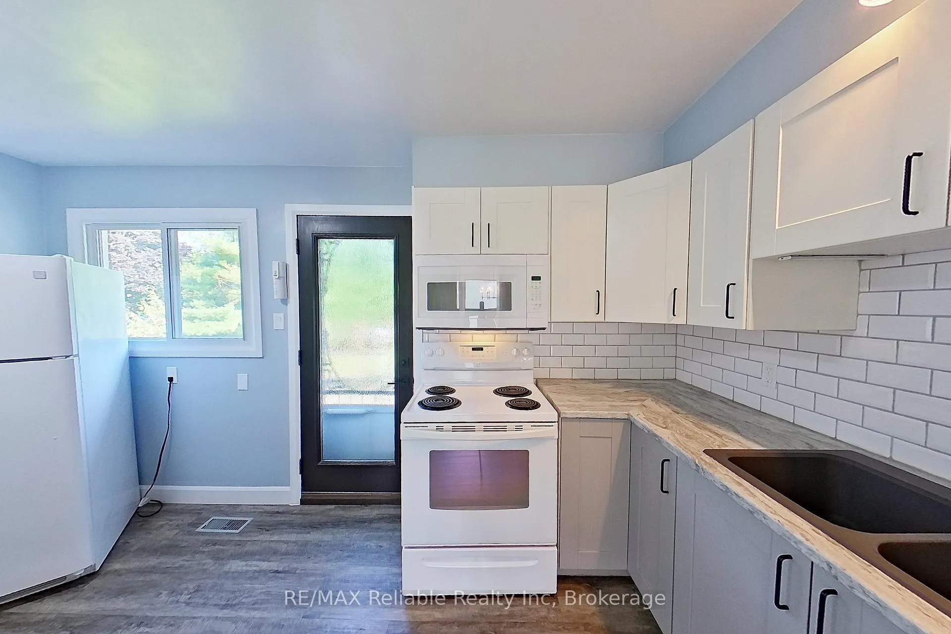 Photo 4 of 439 Queen Street E, Wellington North, Mount Forest — HOMEH
