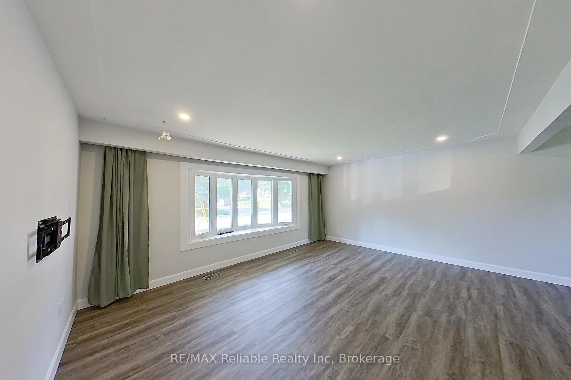 Photo 9 of 439 Queen Street E, Wellington North, Mount Forest — HOMEH