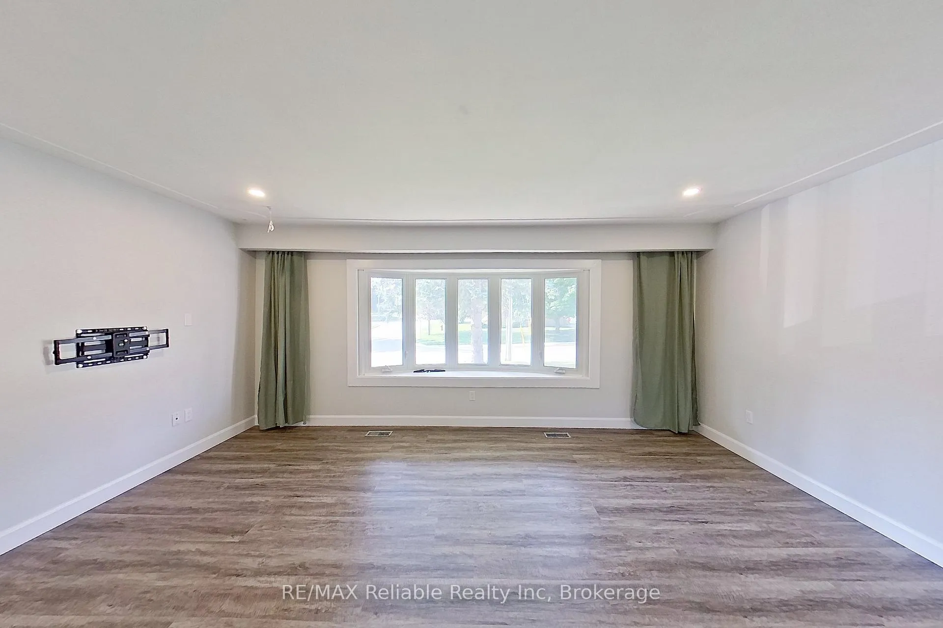 Photo 10 of 439 Queen Street E, Wellington North, Mount Forest — HOMEH