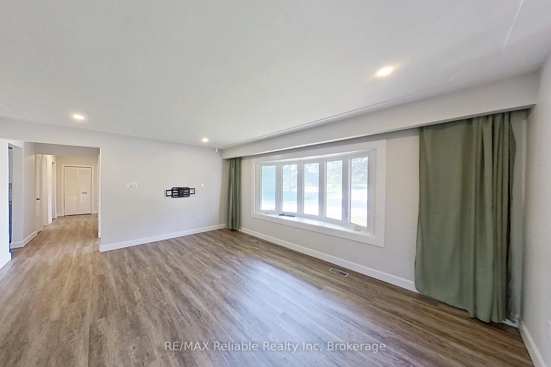 Photo 11 of 439 Queen Street E, Wellington North, Mount Forest — HOMEH