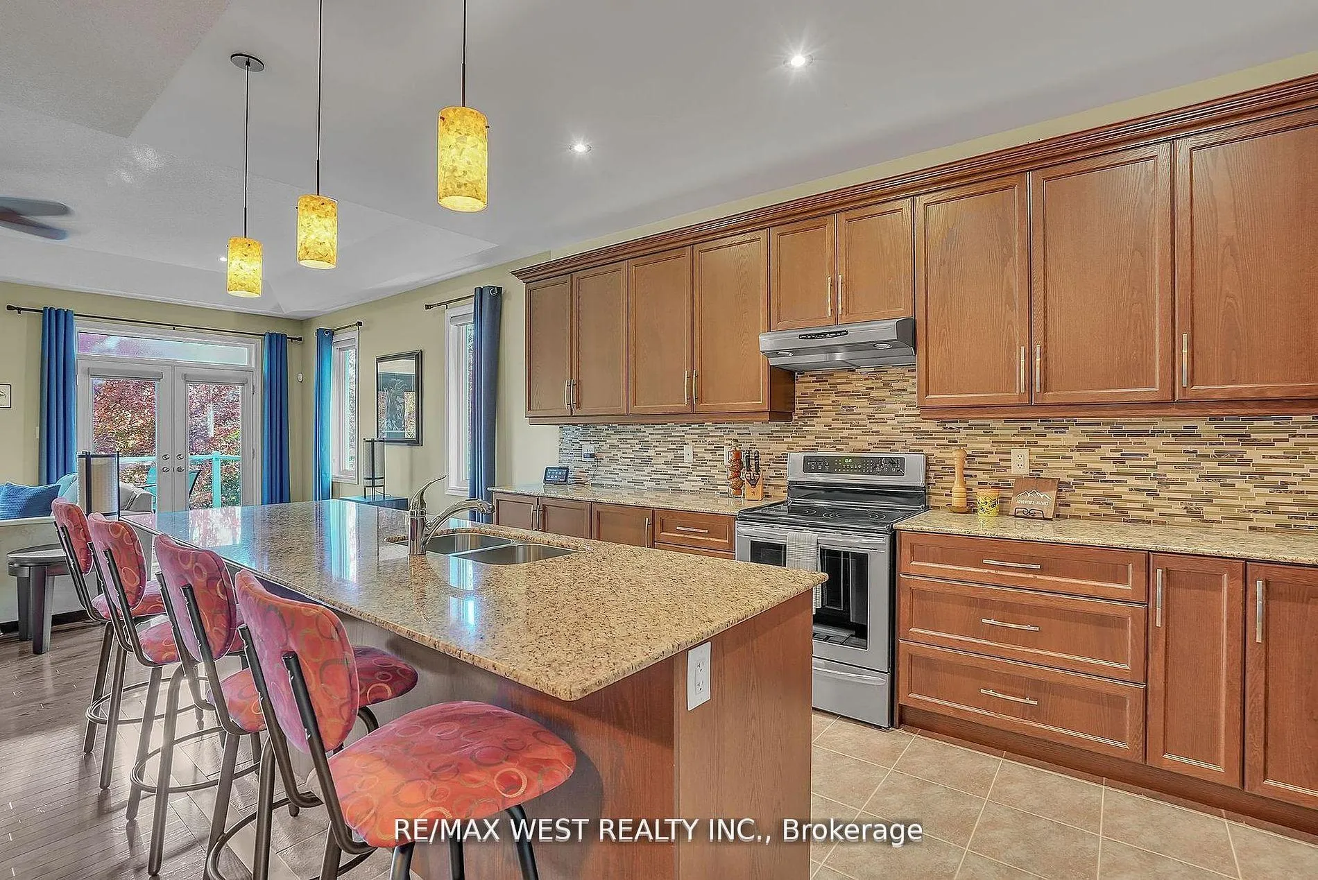 Photo 10 of 44 Starboard Circle, Wasaga Beach — HOMEH