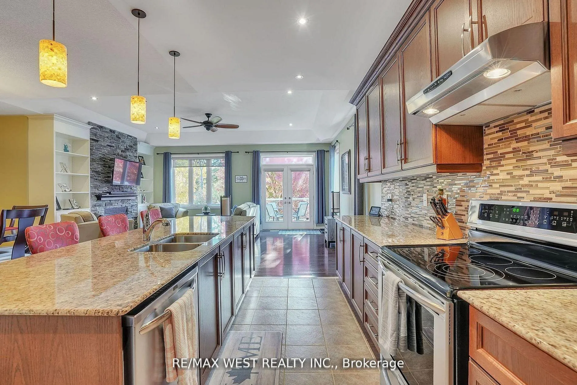 Photo 11 of 44 Starboard Circle, Wasaga Beach — HOMEH