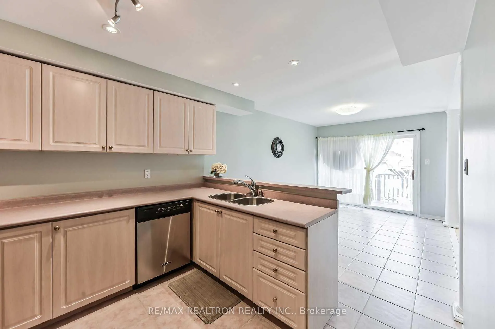 Photo 2 of 37 Kale Crescent, Vaughan, Maple — HOMEH