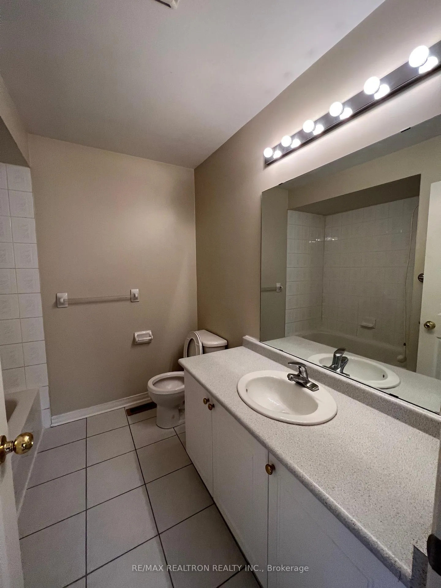 Photo 5 of 37 Kale Crescent, Vaughan, Maple — HOMEH