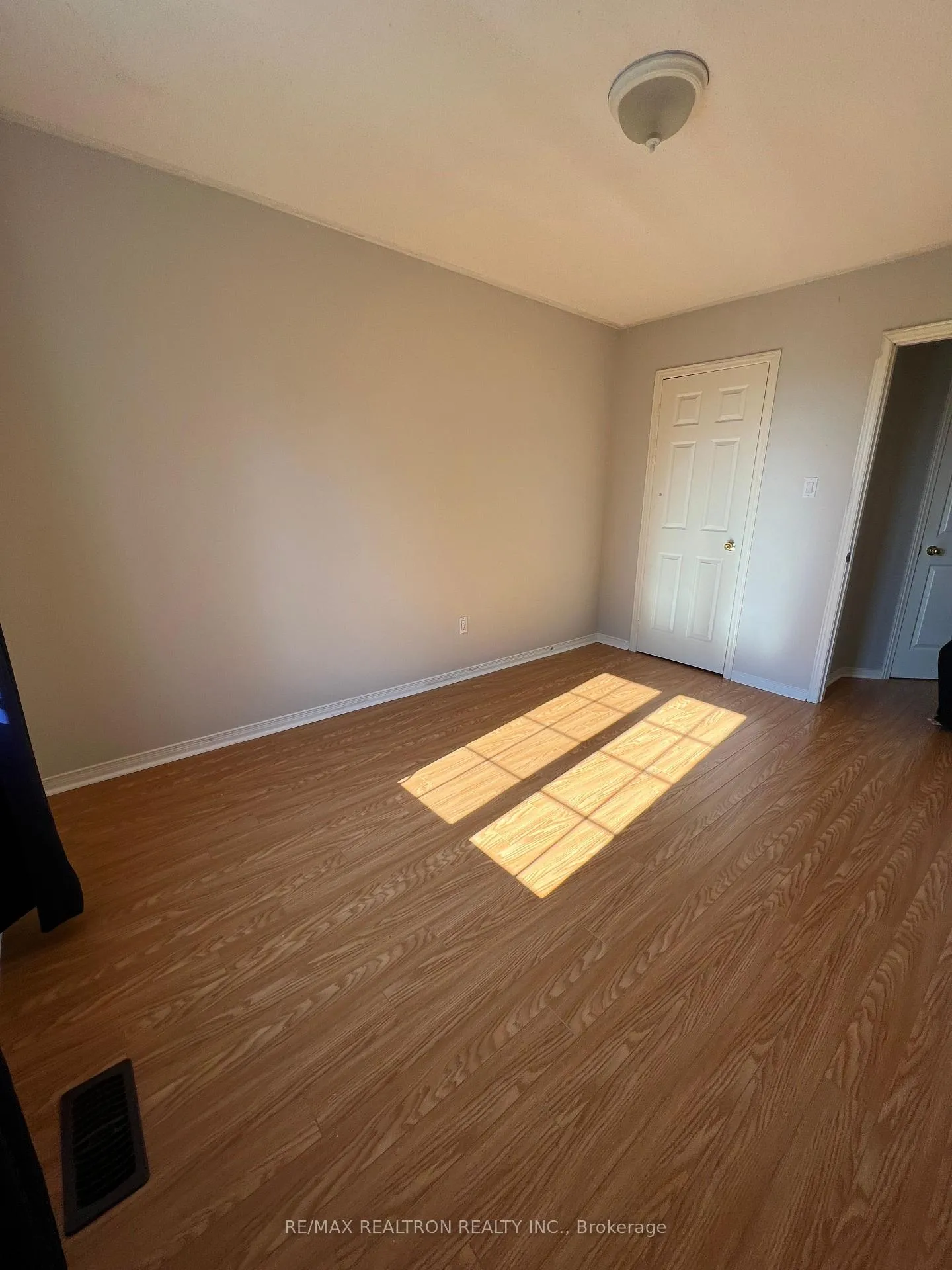 Photo 6 of 37 Kale Crescent, Vaughan, Maple — HOMEH