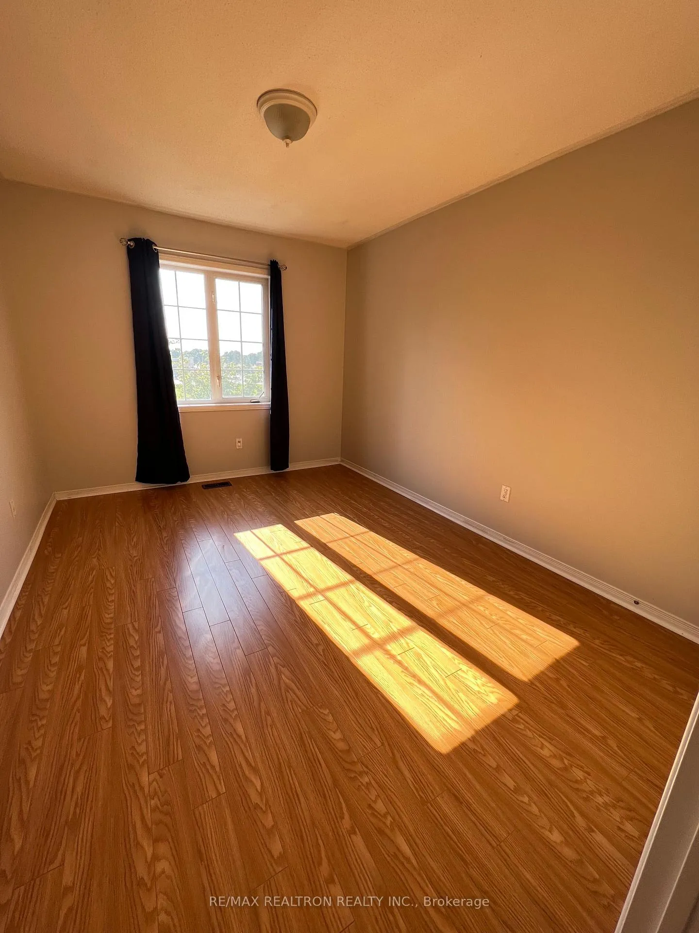 Photo 7 of 37 Kale Crescent, Vaughan, Maple — HOMEH