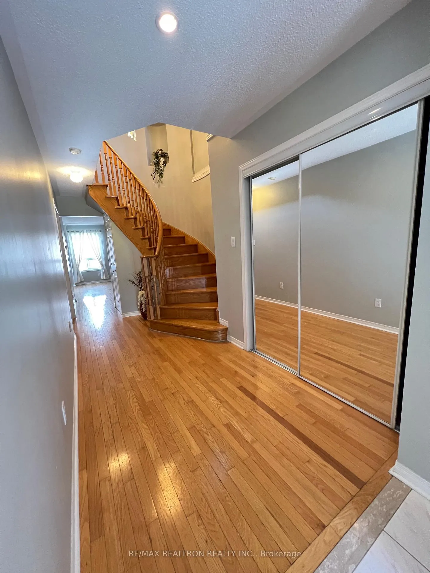 Photo 8 of 37 Kale Crescent, Vaughan, Maple — HOMEH