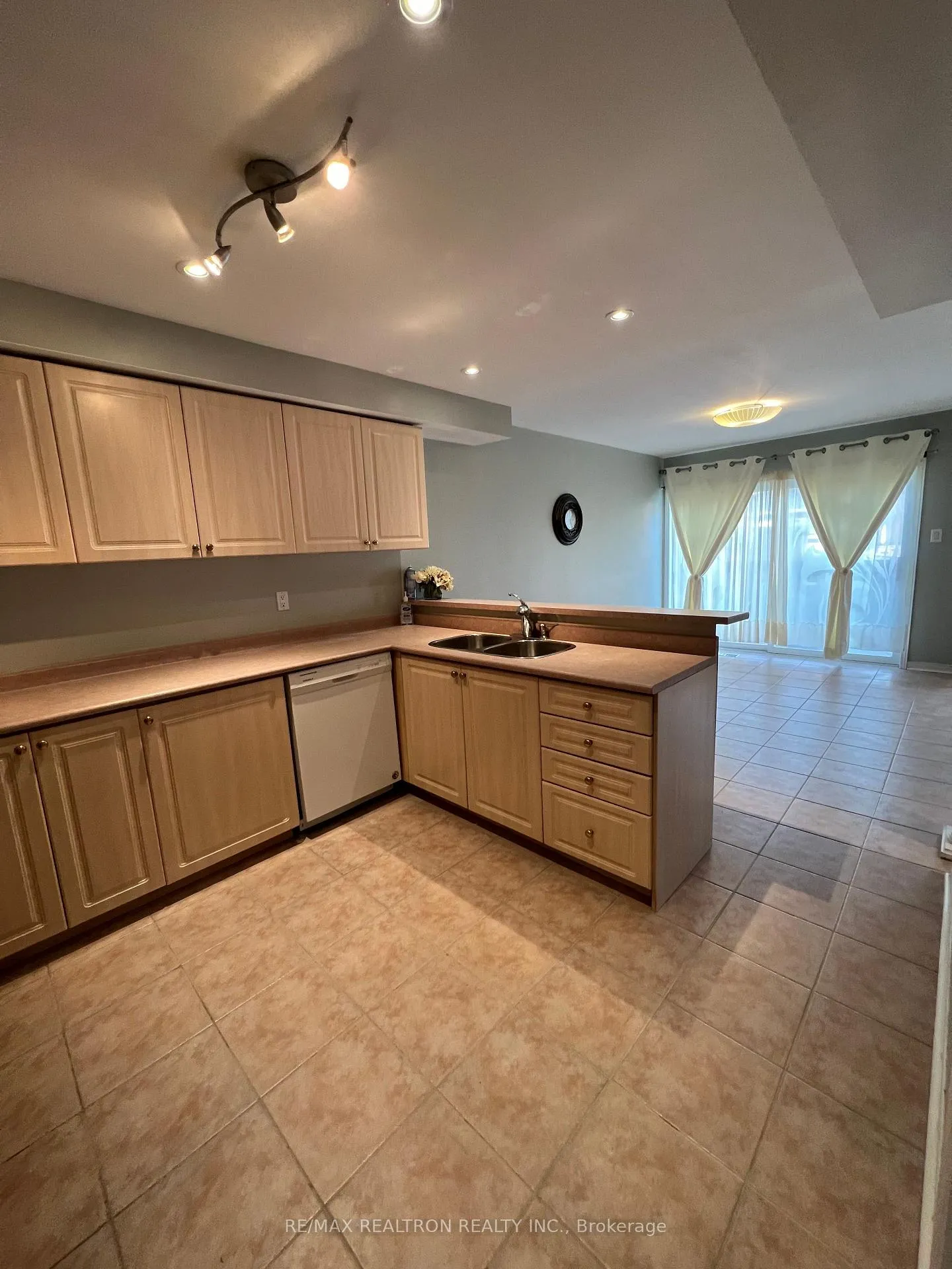 Photo 9 of 37 Kale Crescent, Vaughan, Maple — HOMEH