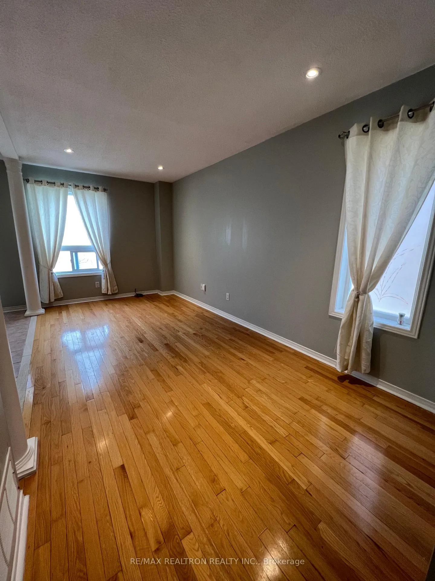 Photo 10 of 37 Kale Crescent, Vaughan, Maple — HOMEH