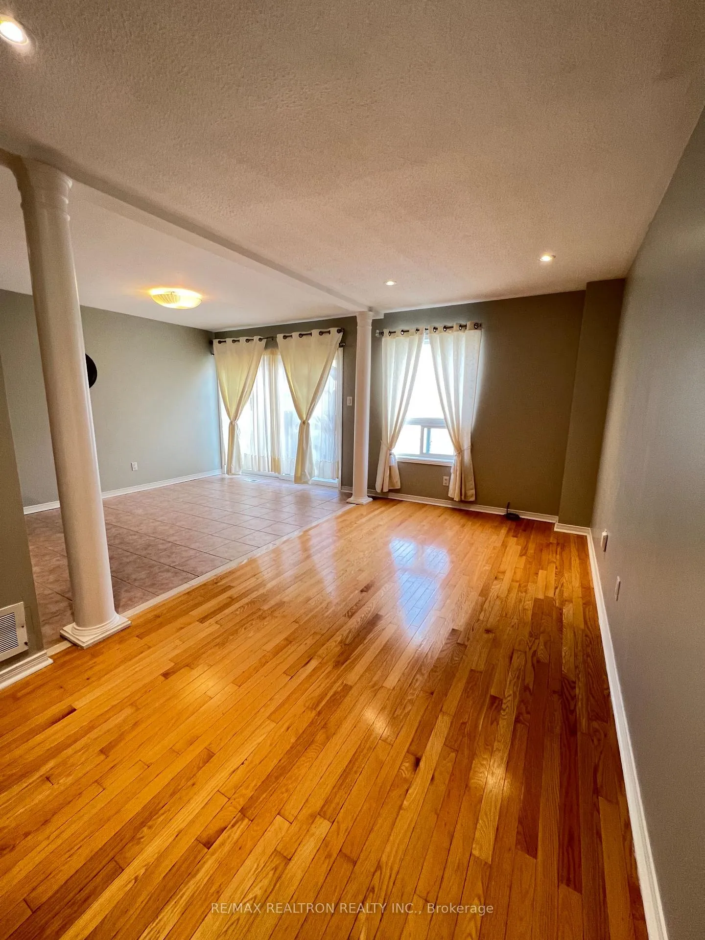 Photo 11 of 37 Kale Crescent, Vaughan, Maple — HOMEH